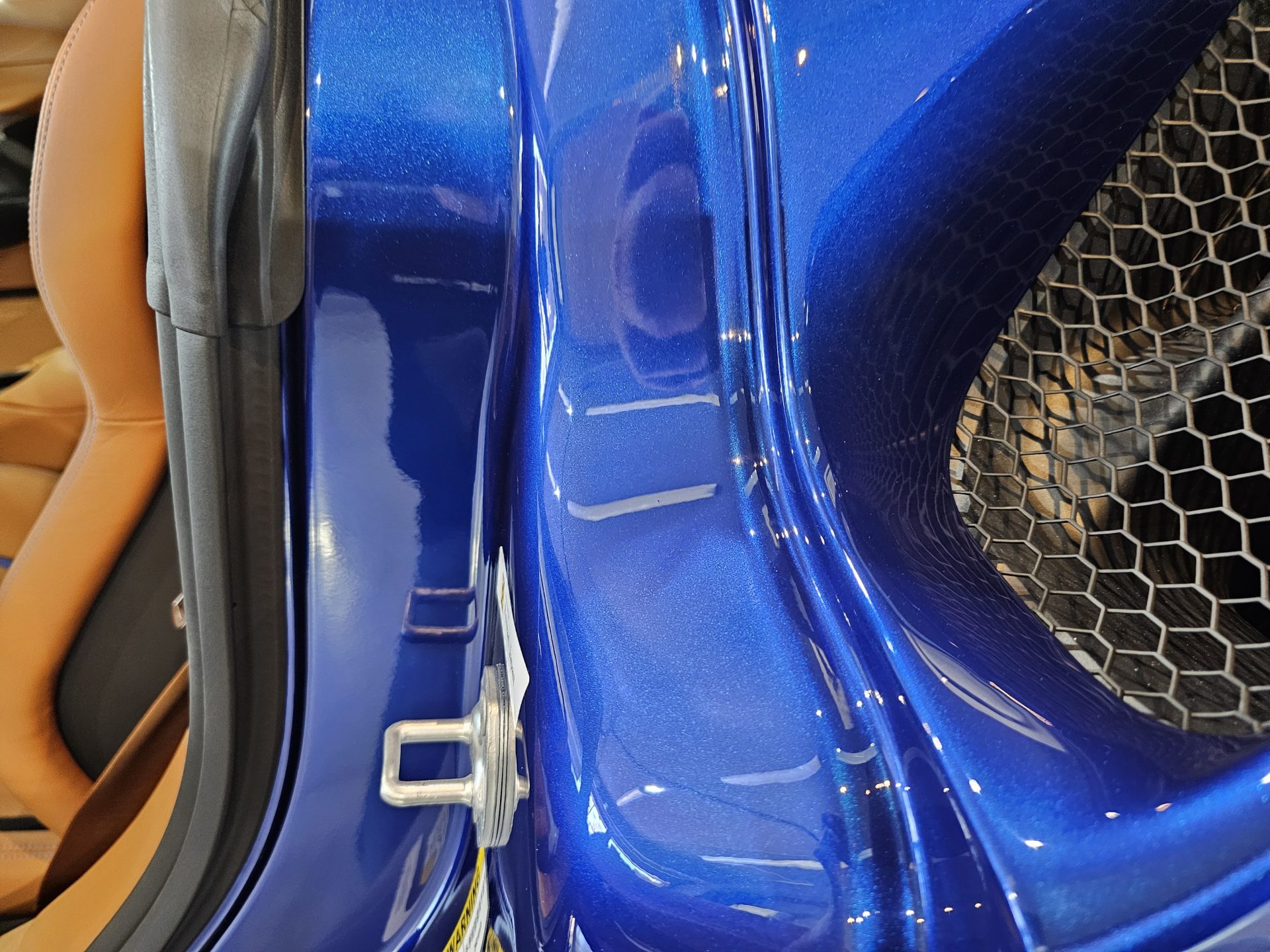 フェラーリ296GTS 新車 ドア内側傷除去