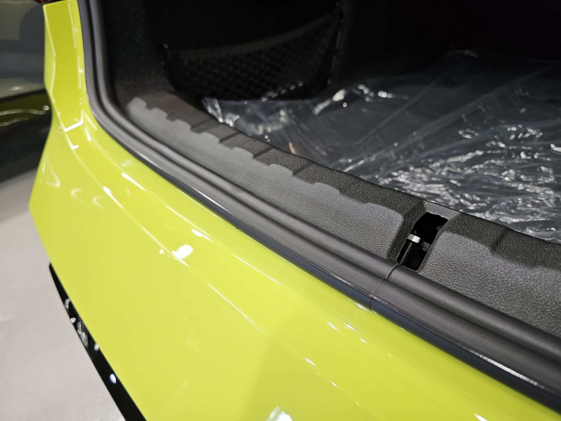 2021BMW M3コンペティション サンパウロイエロー リアバンパー上仕上がり