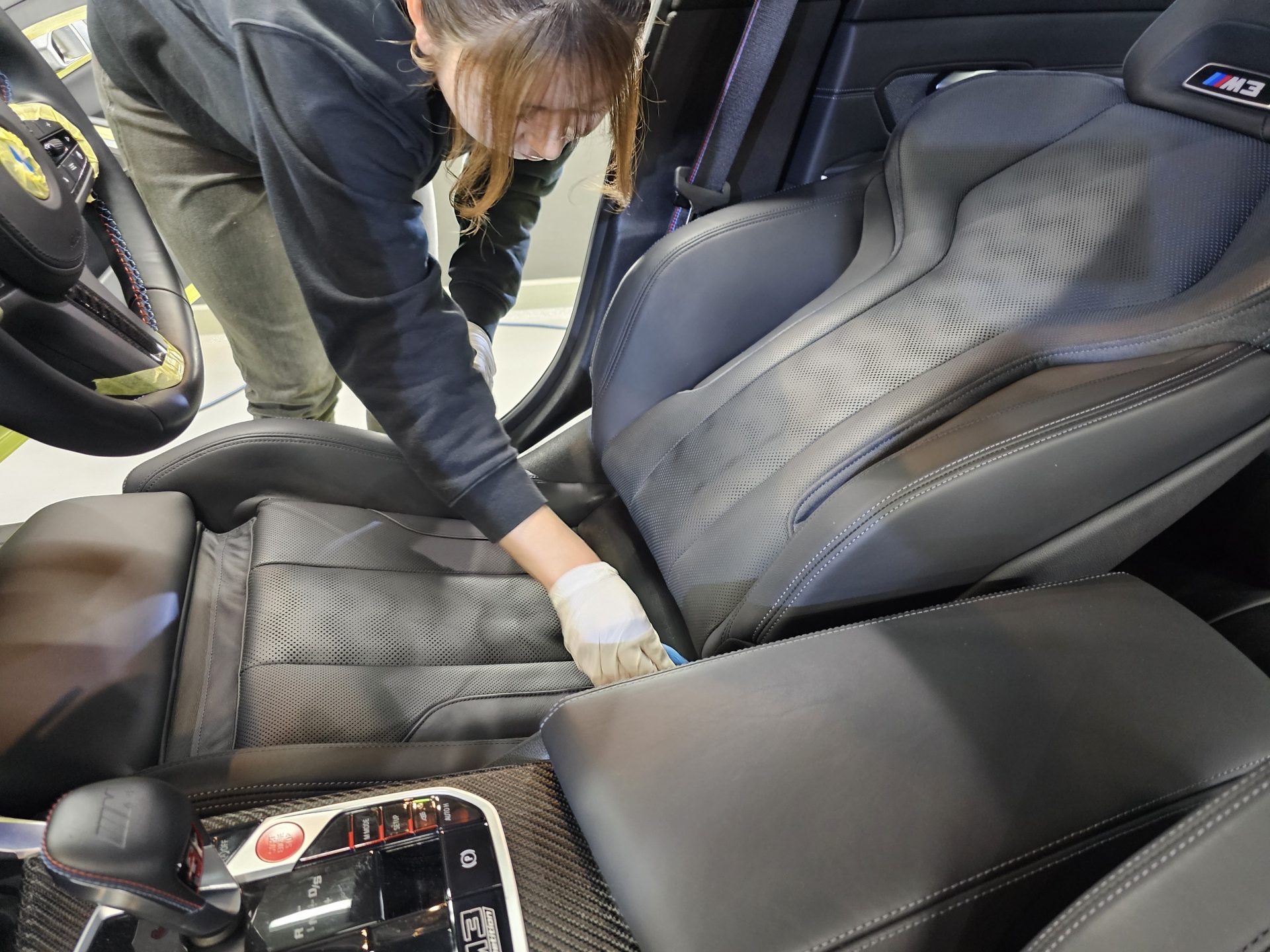 2021BMW M3コンペティション サンパウロイエロー レザーシートコーティング風景