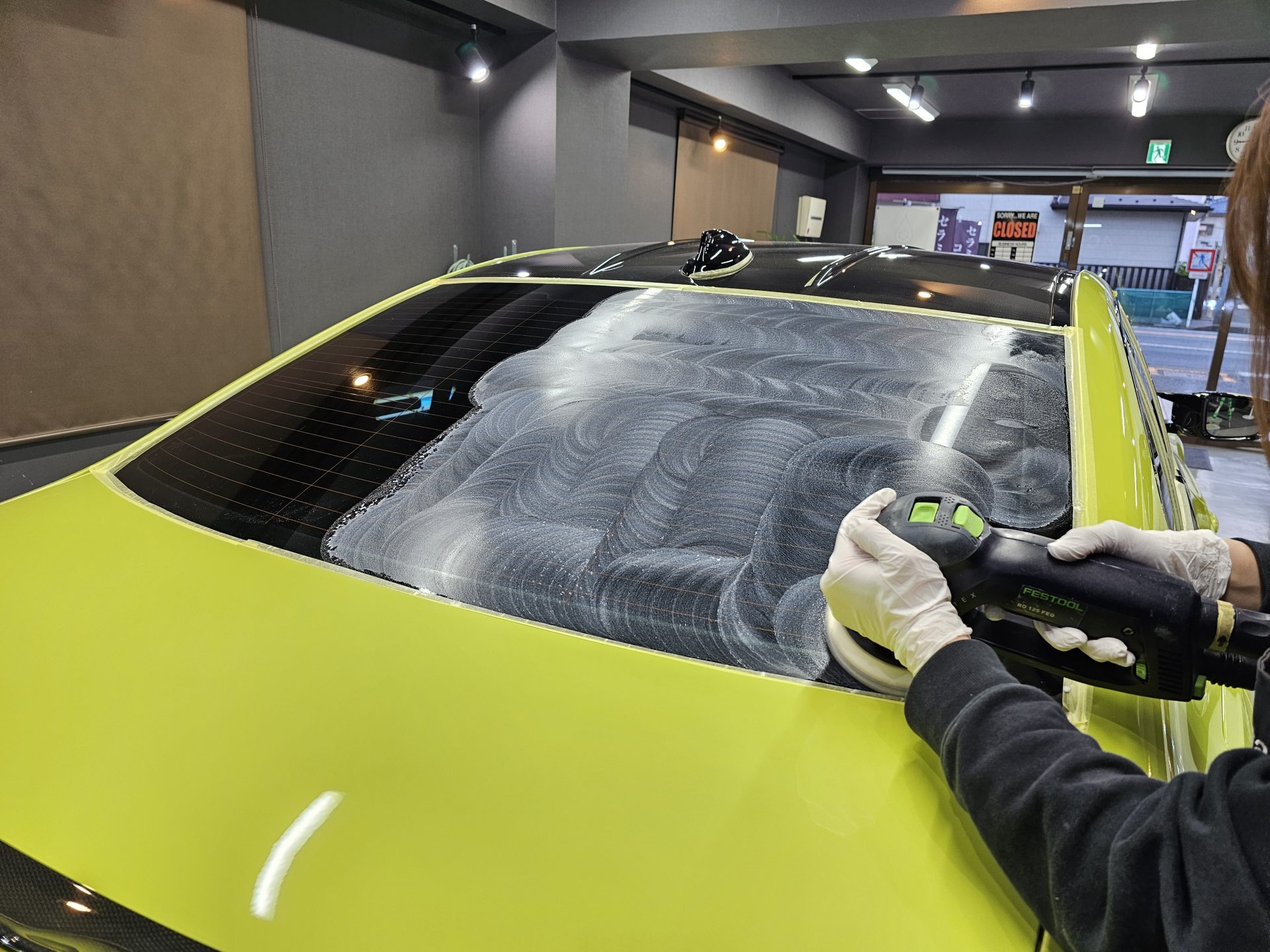 2021BMW M3コンペティション サンパウロイエロー 窓ガラス下地処理