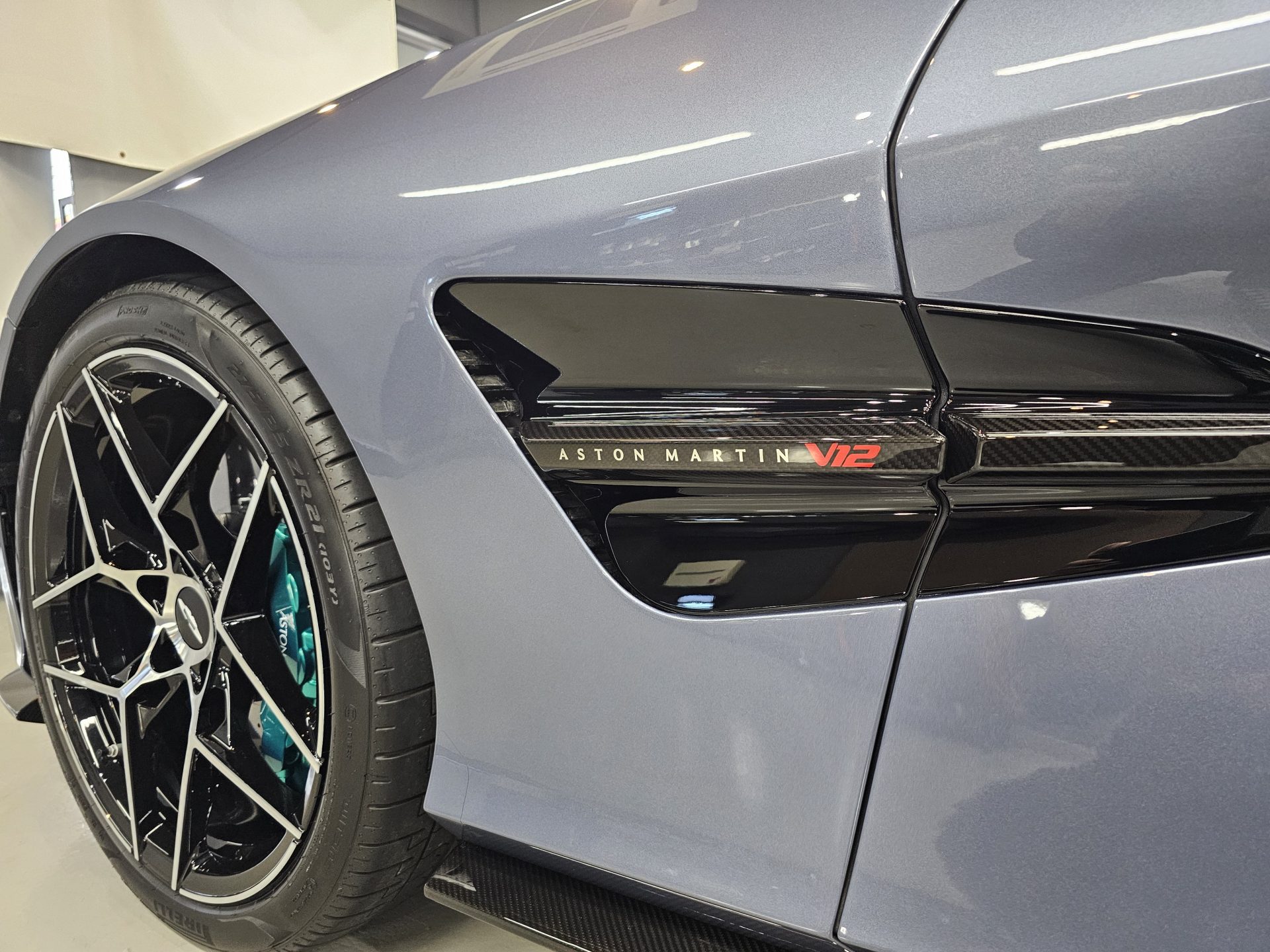 アストンマーティンヴァンキッシュ AstonMartin Vanquish 新車 V12気筒