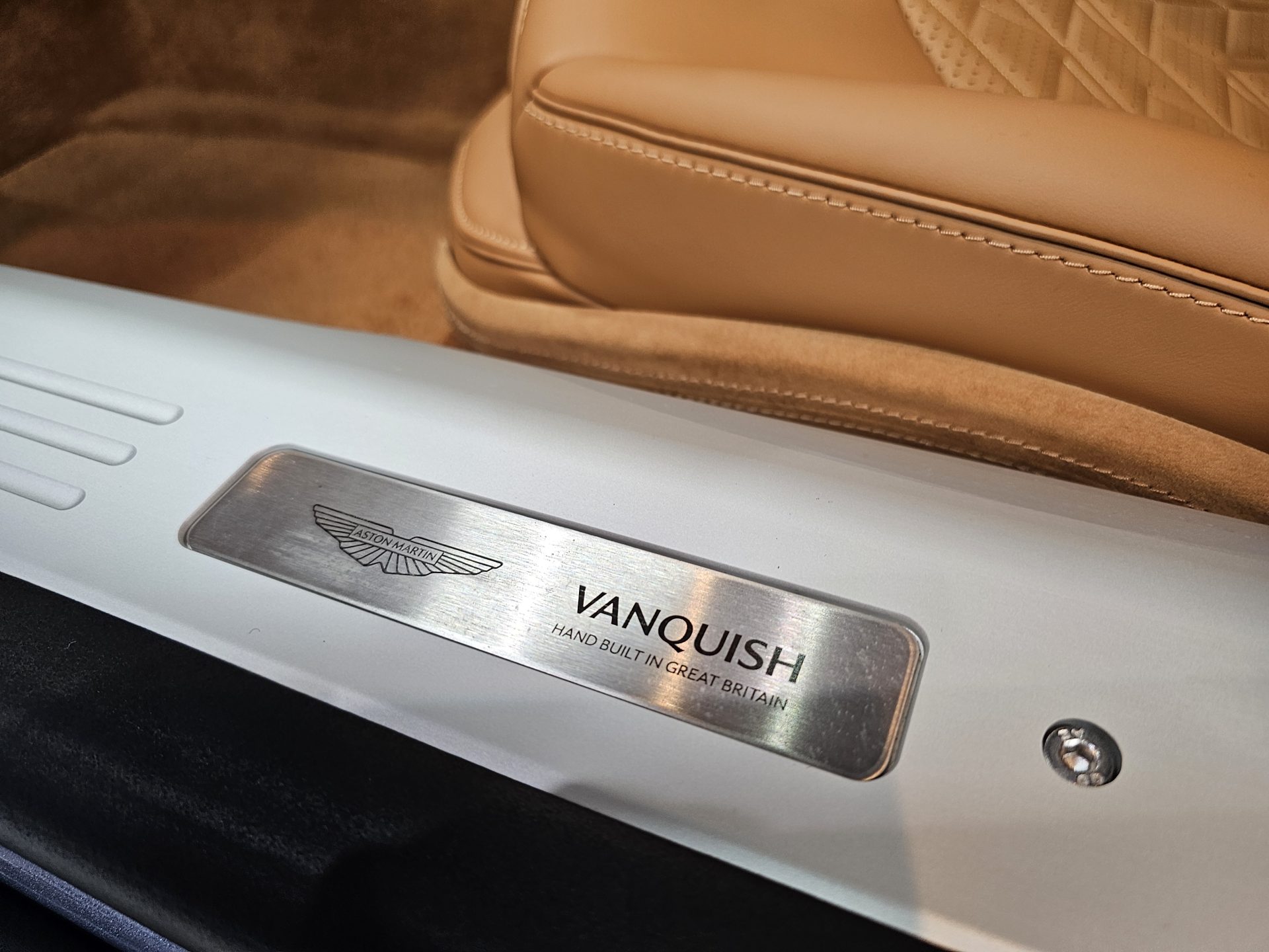 アストンマーティンヴァンキッシュ AstonMartin Vanquish 新車 hnadbuilt