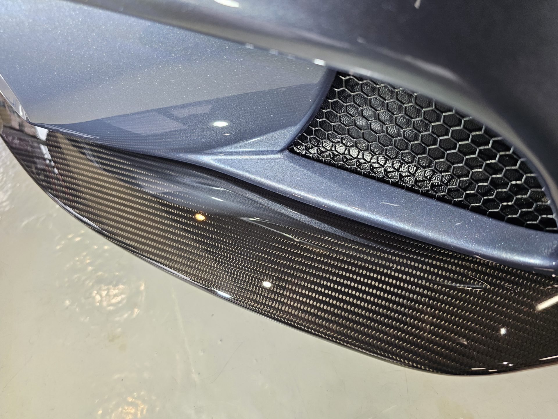 アストンマーティンヴァンキッシュ AstonMartin Vanquish 新車 カーボン薄傷修正