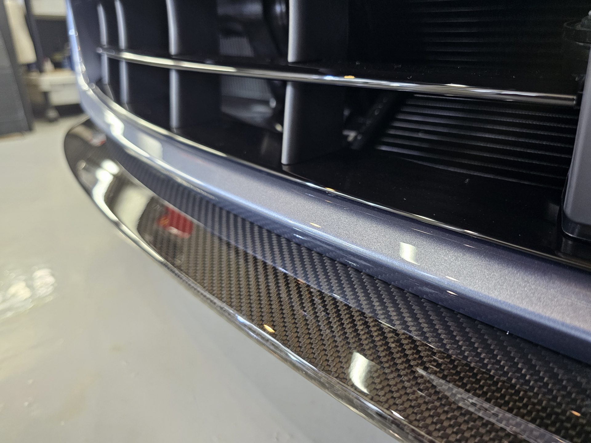 アストンマーティンヴァンキッシュ AstonMartin Vanquish 新車 グリルシミ除去