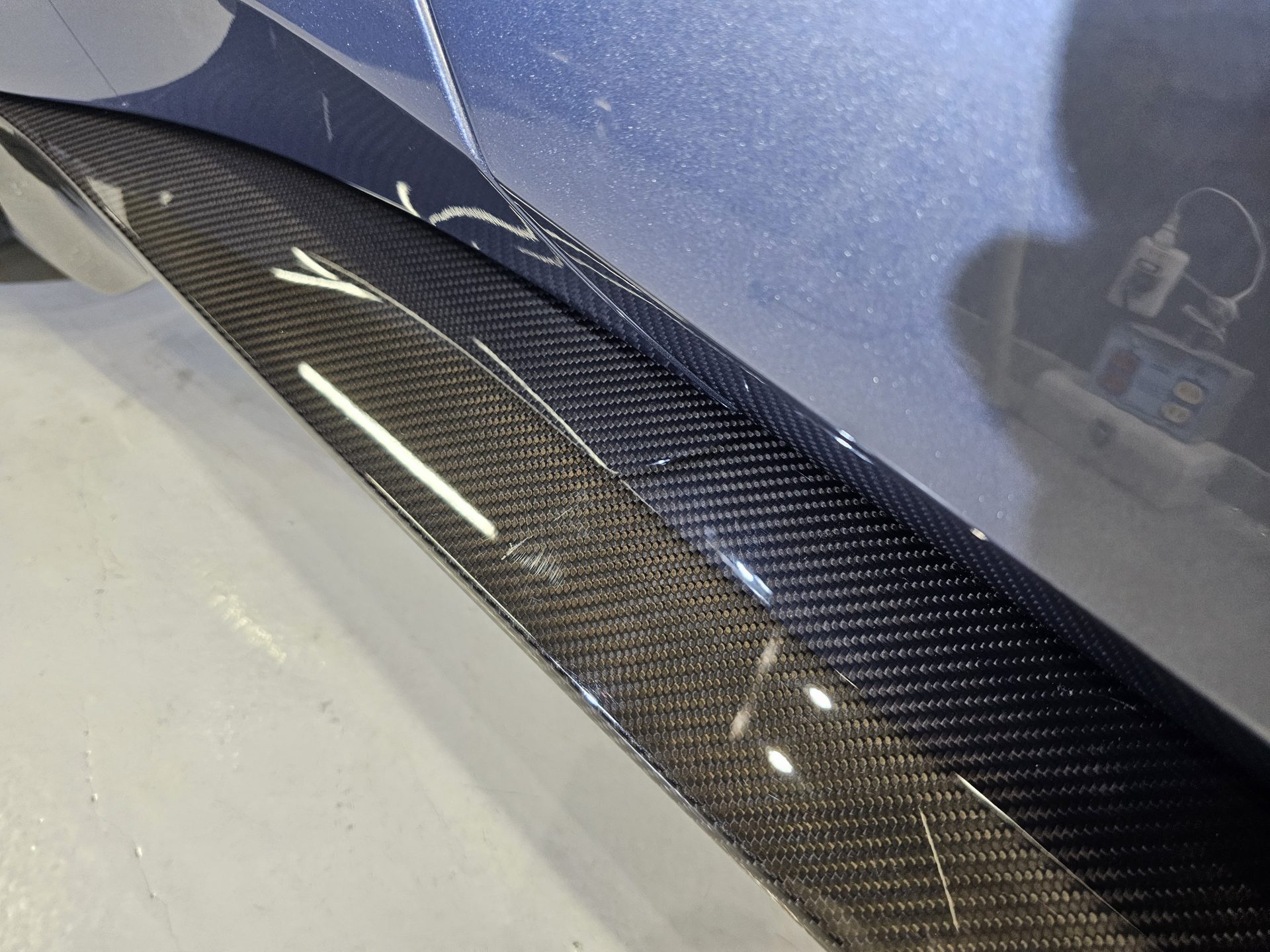 アストンマーティンヴァンキッシュ AstonMartin Vanquish 新車 サイドスカート薄傷