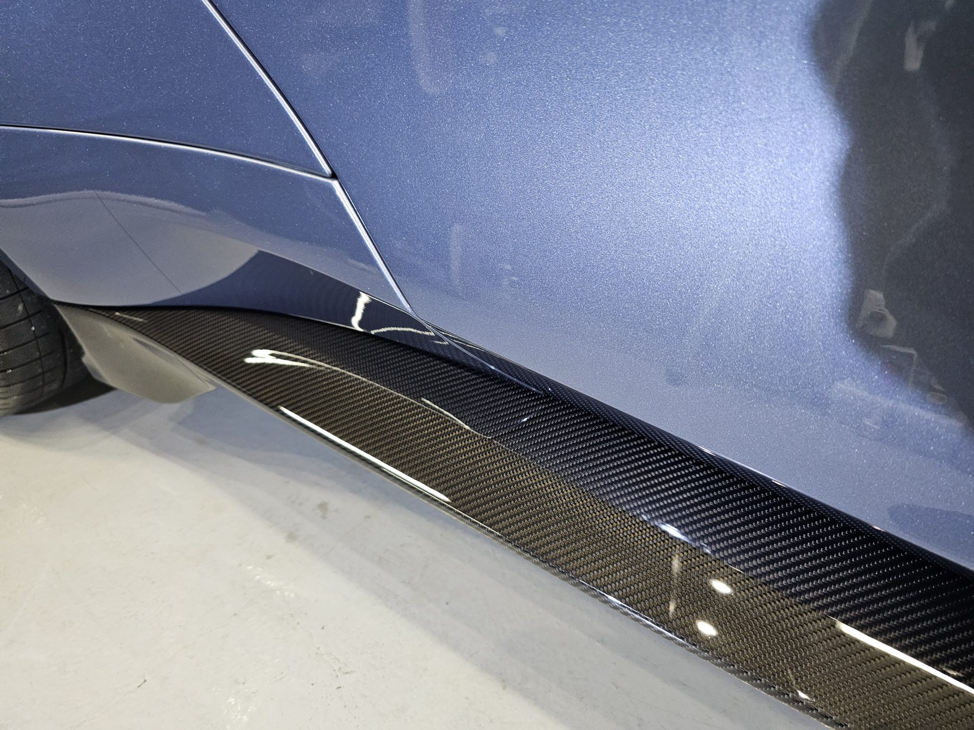 アストンマーティンヴァンキッシュ AstonMartin Vanquish 新車 サイドスカート薄傷除去