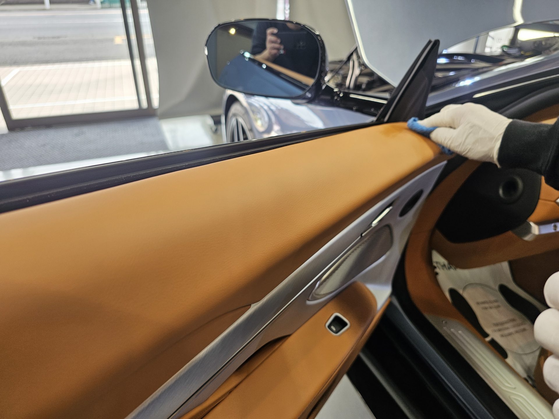 アストンマーティンヴァンキッシュ AstonMartin Vanquish 新車 ドアトリムレザーコーティング