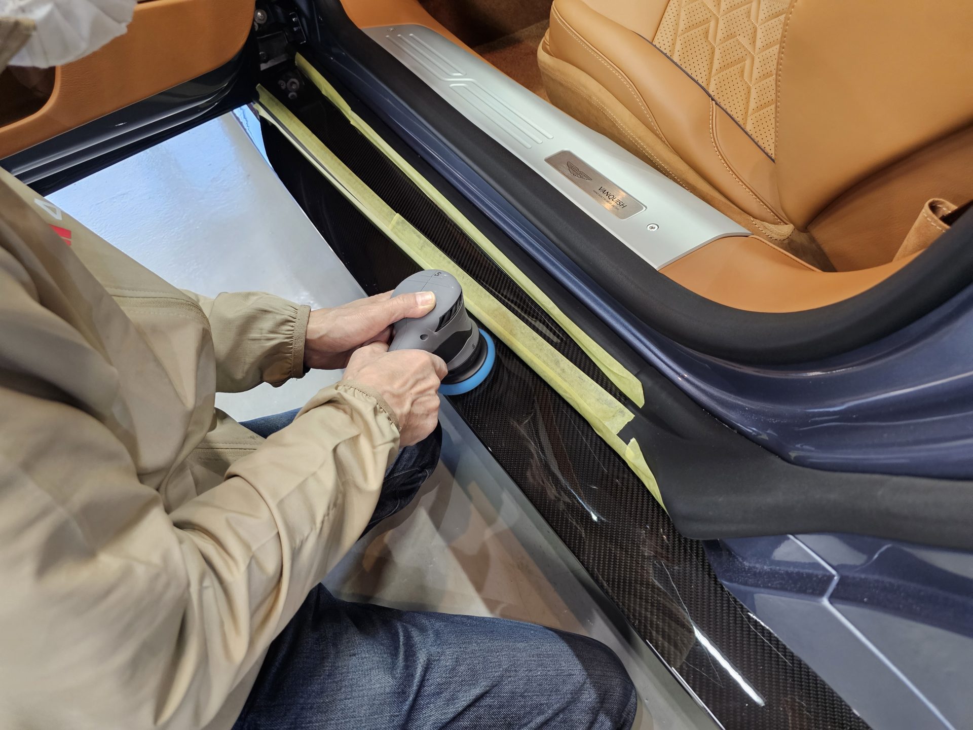 アストンマーティンヴァンキッシュ AstonMartin Vanquish 新車 ドア内側磨き