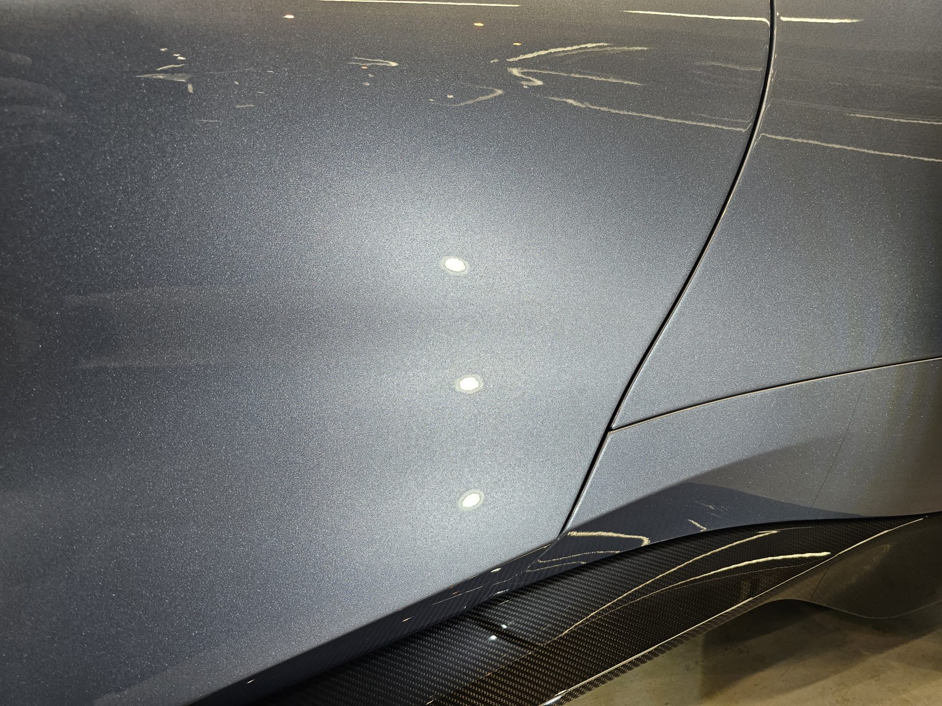 アストンマーティンヴァンキッシュ AstonMartin Vanquish 新車 ドア磨き傷除去