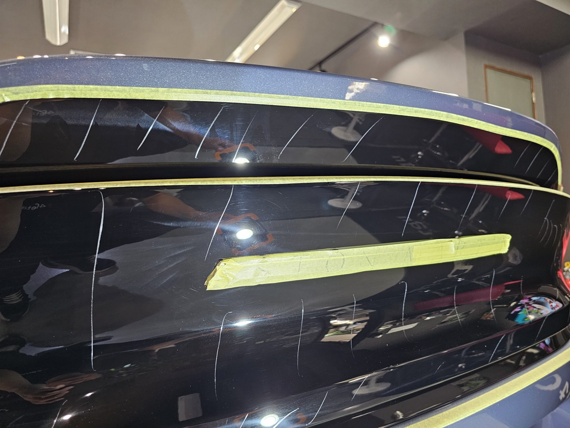 アストンマーティンヴァンキッシュ AstonMartin Vanquish 新車 ピアノブラックバフ目