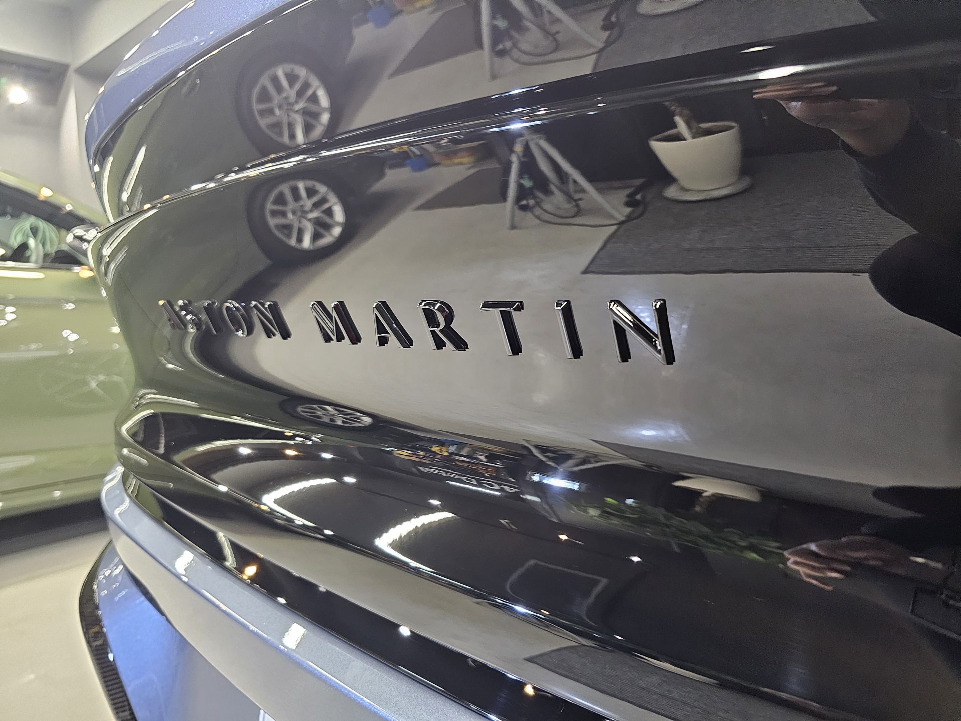 アストンマーティンヴァンキッシュ AstonMartin Vanquish 新車 ピアノブラック薄キッズ除去