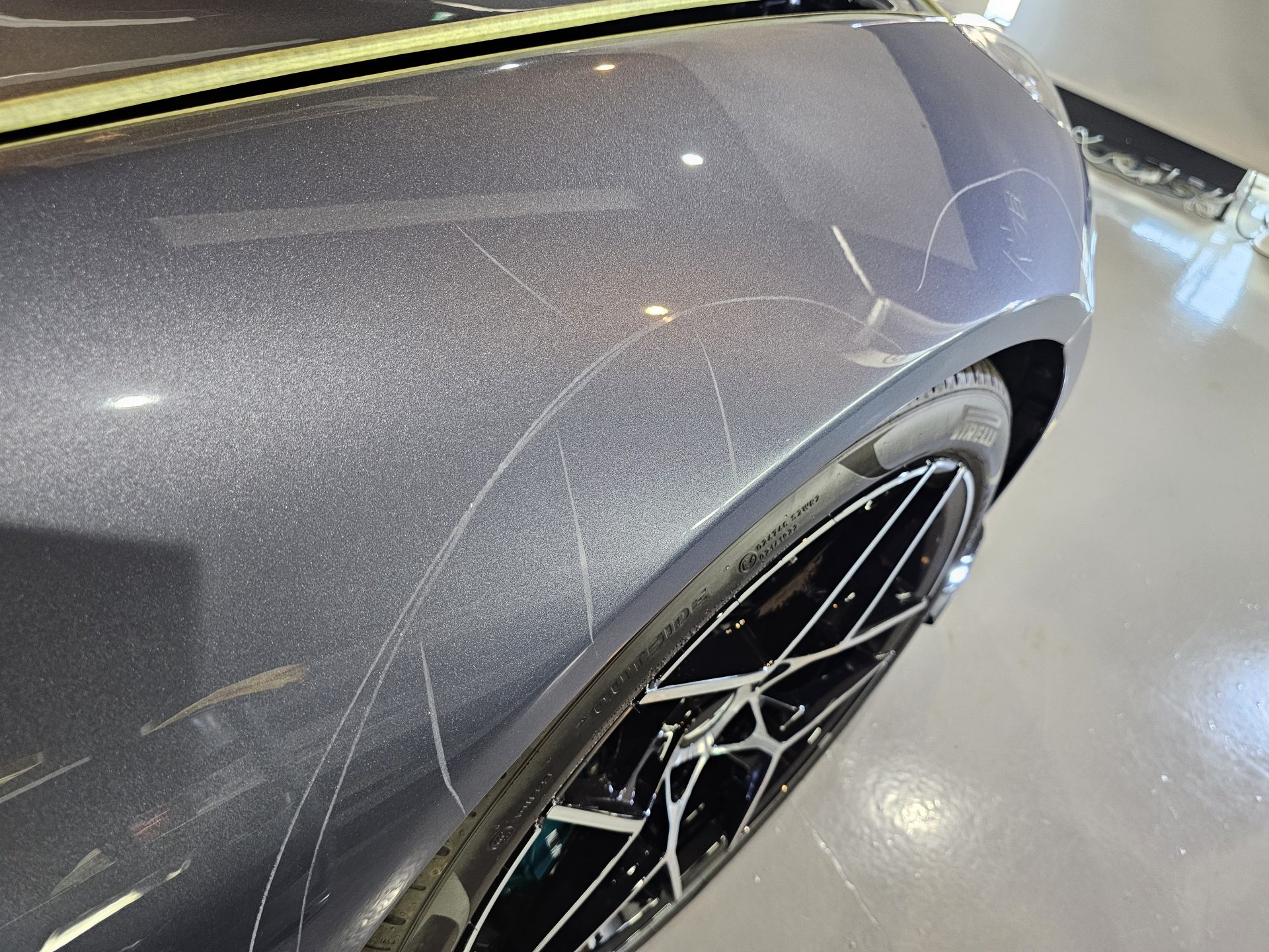 アストンマーティンヴァンキッシュ AstonMartin Vanquish 新車 フェンダー薄傷