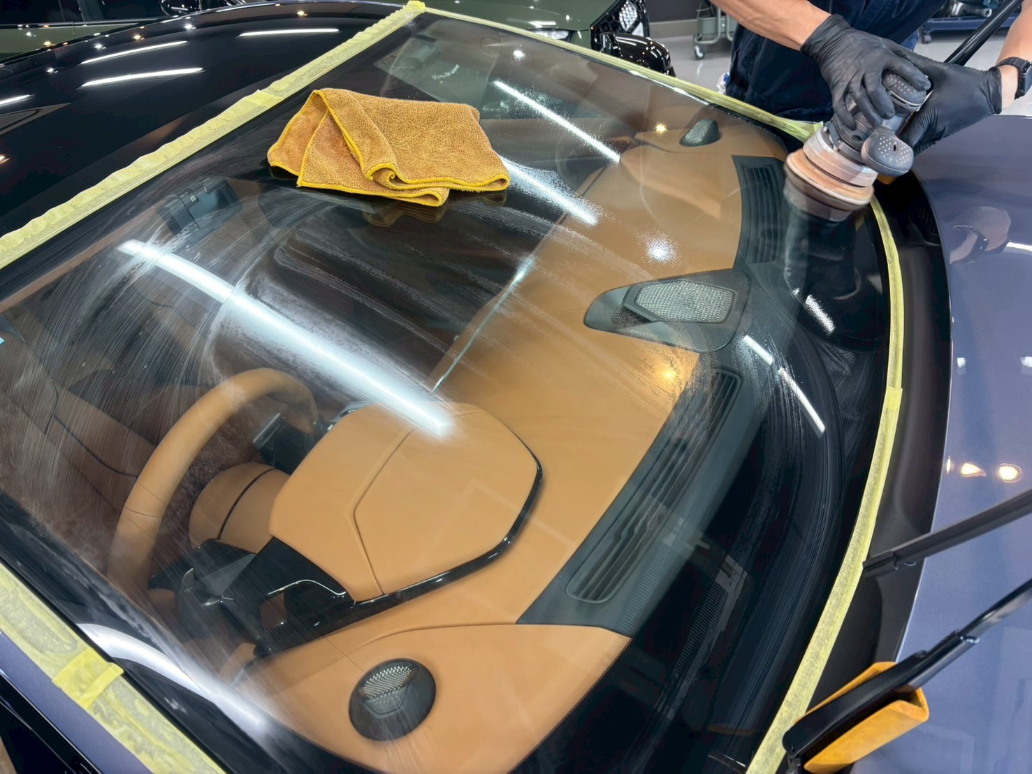 アストンマーティンヴァンキッシュ AstonMartin Vanquish 新車 フロントガラス下地処理
