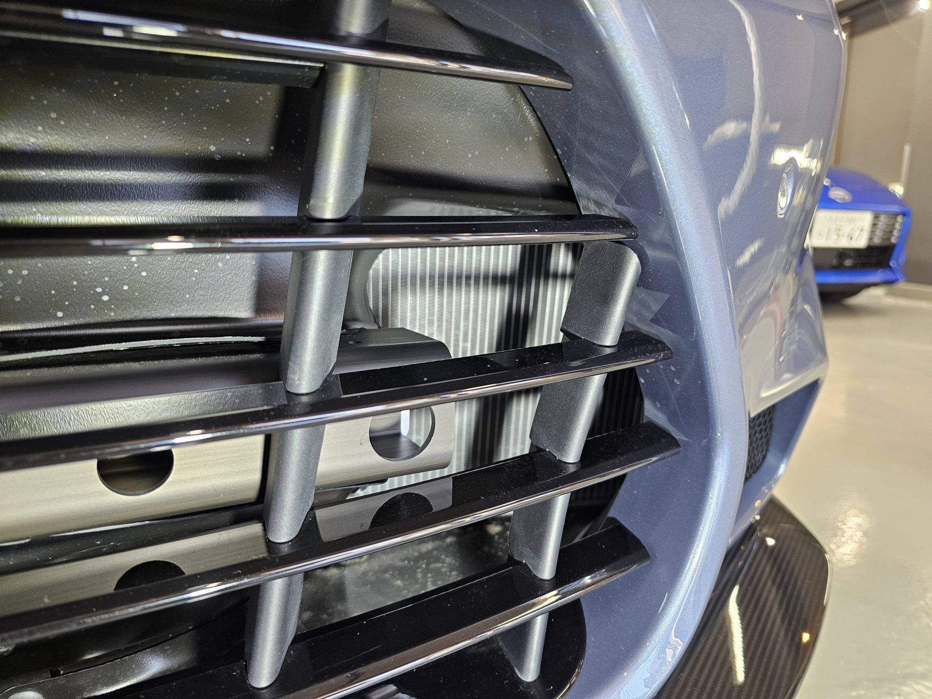 アストンマーティンヴァンキッシュ AstonMartin Vanquish 新車 フロントグリルシミ汚れ