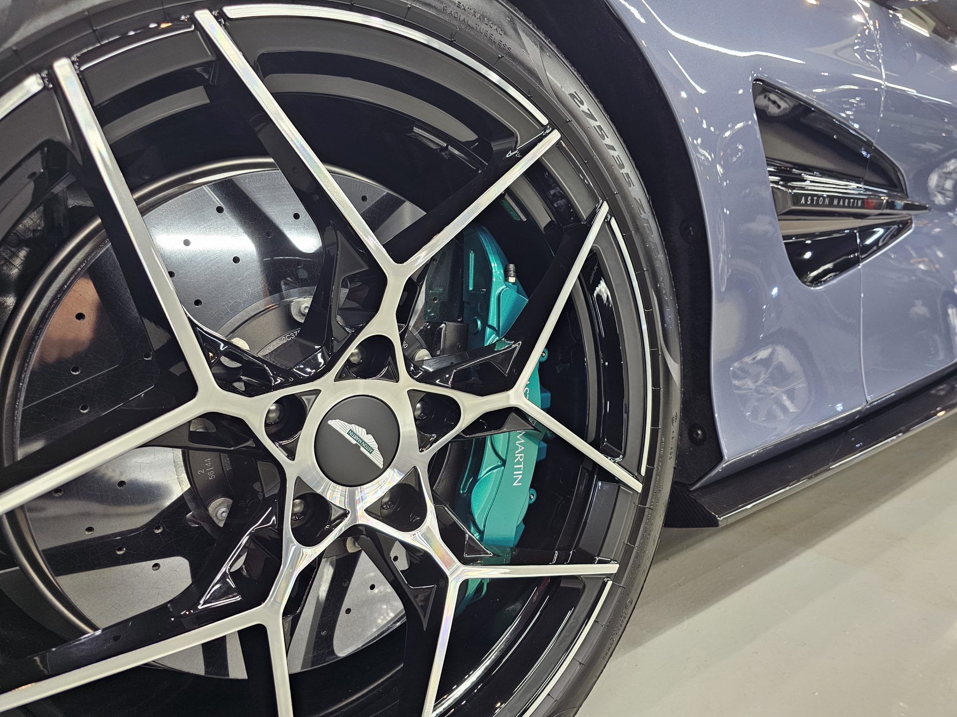 アストンマーティンヴァンキッシュ AstonMartin Vanquish 新車 ホイールコーティング