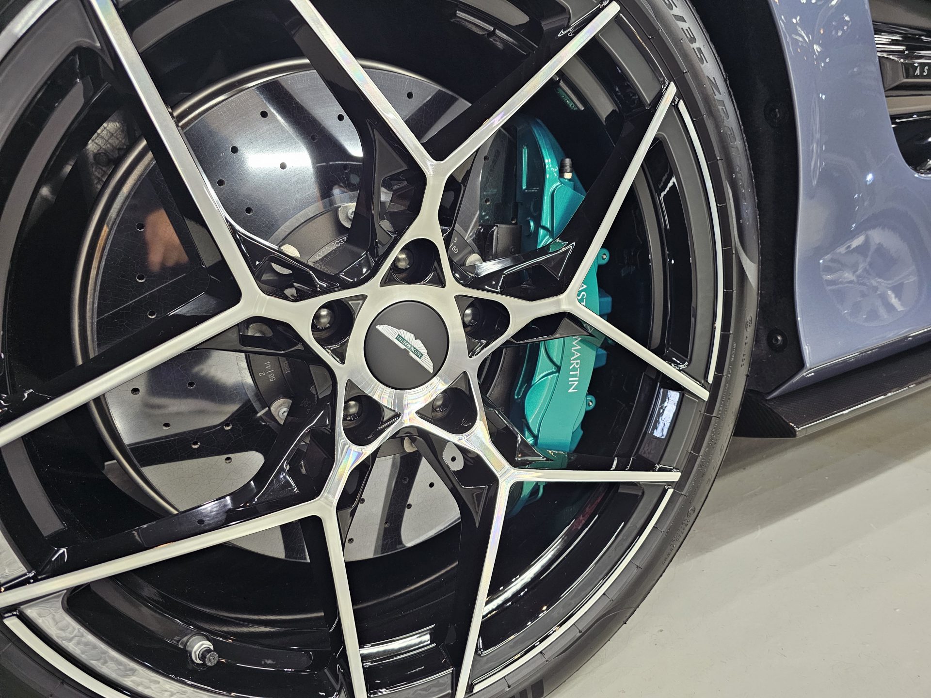 アストンマーティンヴァンキッシュ AstonMartin Vanquish 新車 ホイールセラミックコーティング
