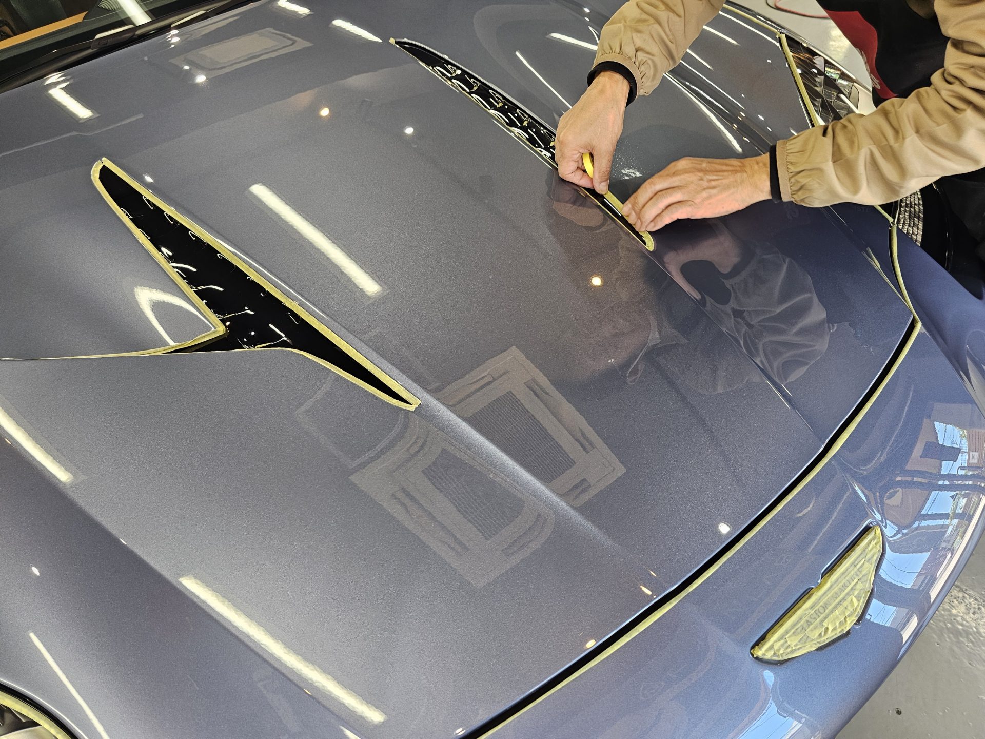 アストンマーティンヴァンキッシュ AstonMartin Vanquish 新車 マスキングテープ処理 養生