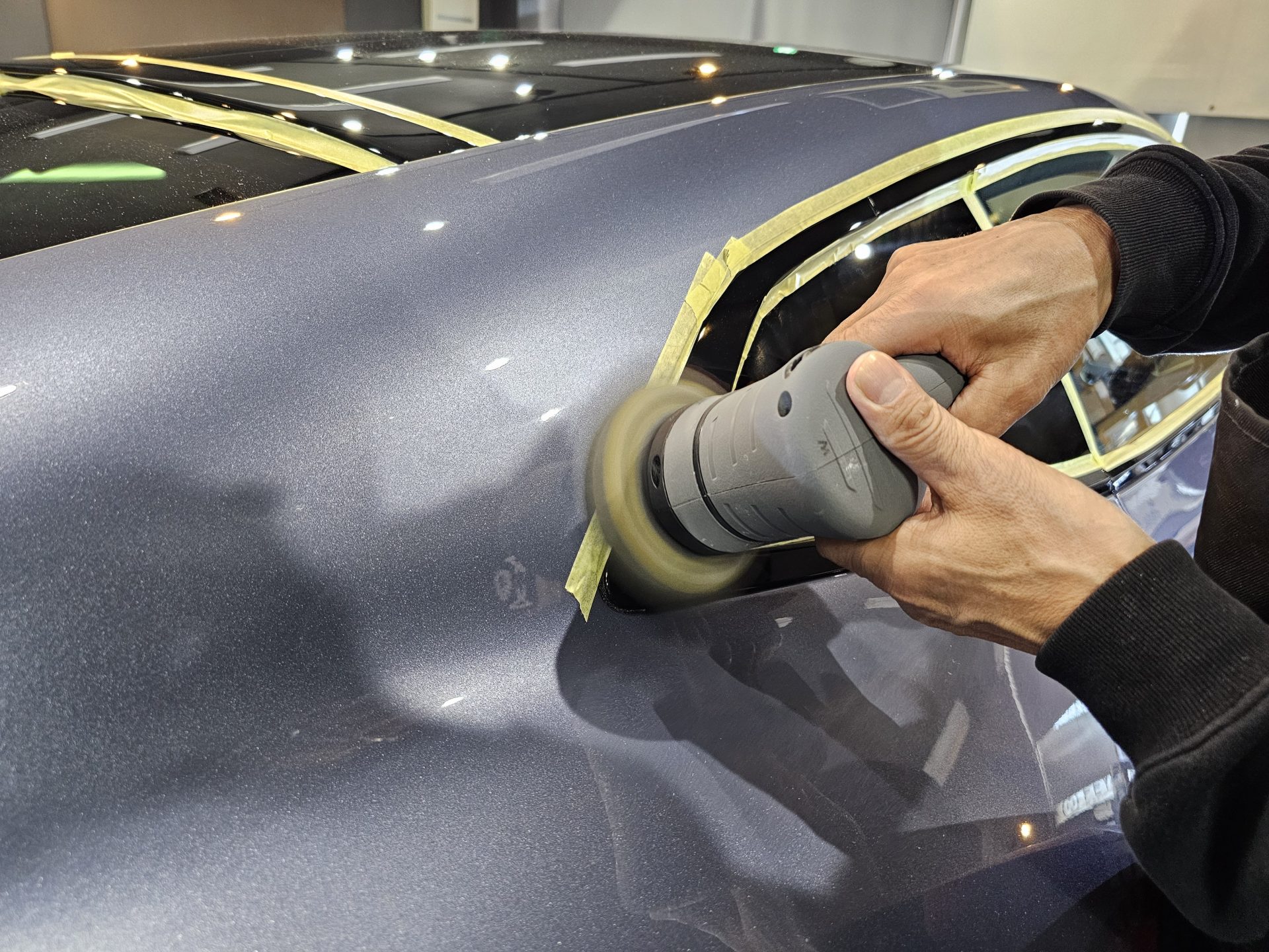 アストンマーティンヴァンキッシュ AstonMartin Vanquish 新車 モール磨き