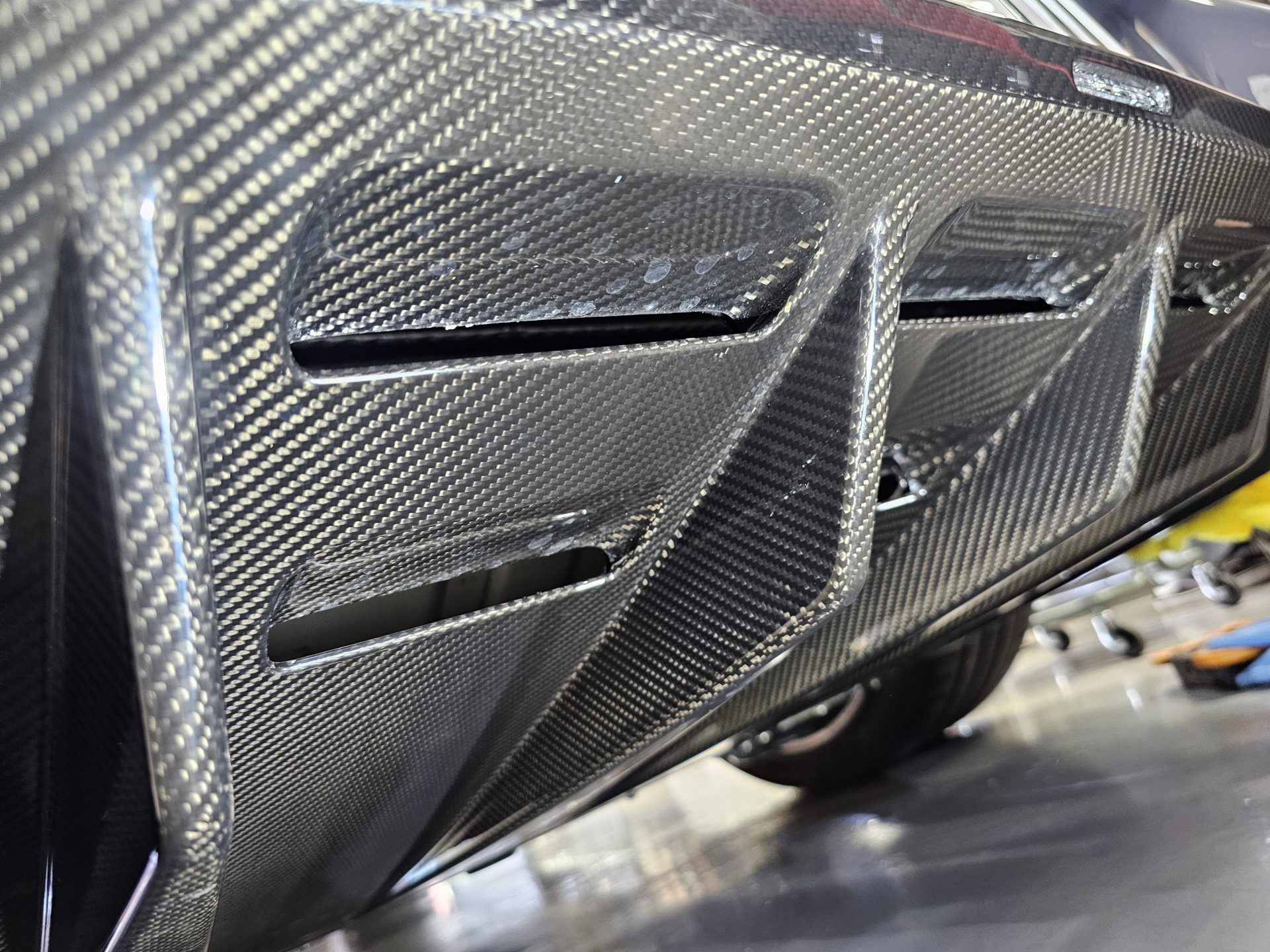 アストンマーティンヴァンキッシュ AstonMartin Vanquish 新車 リアディフューザー水シミ