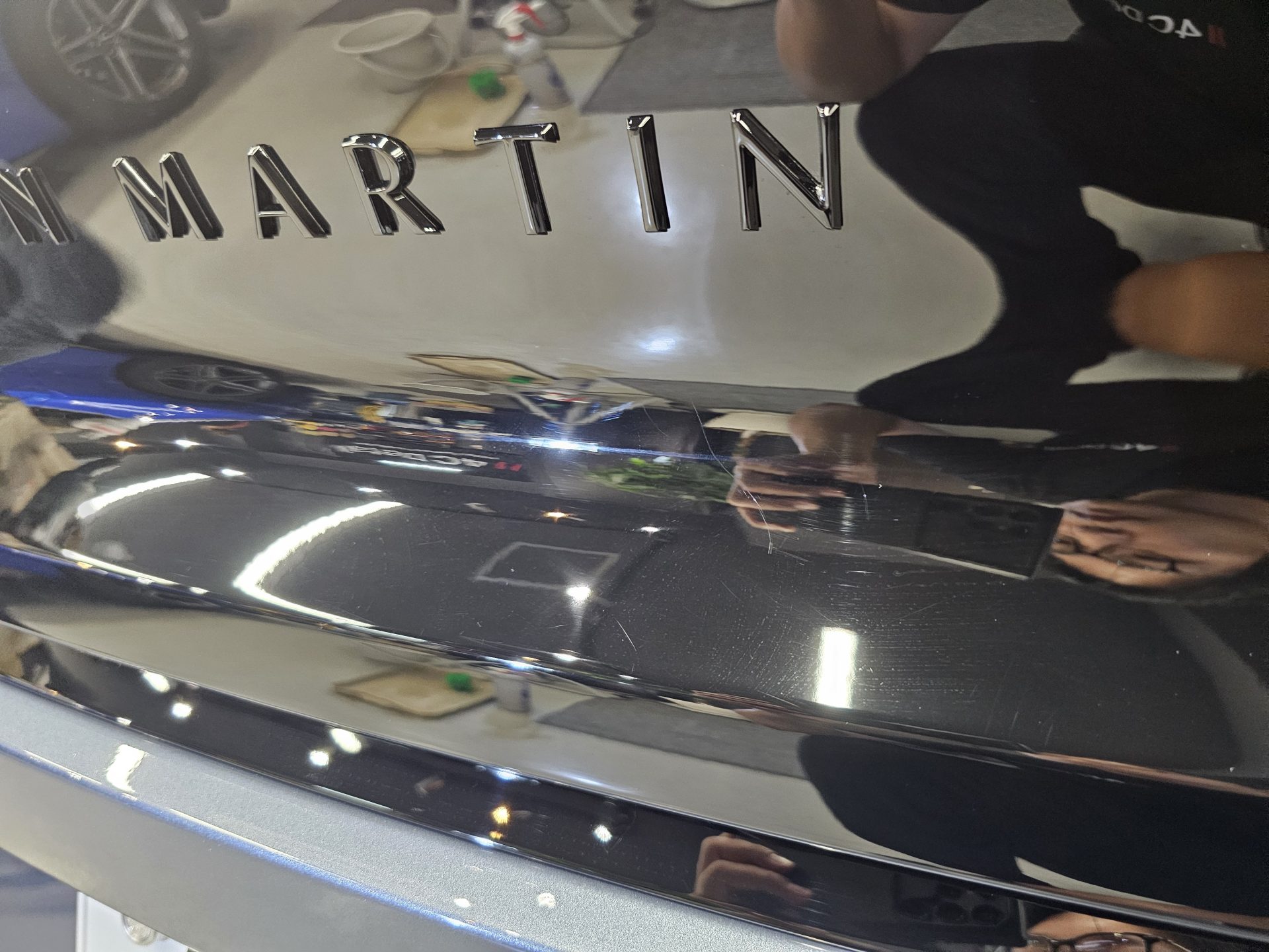 アストンマーティンヴァンキッシュ AstonMartin Vanquish 新車 リアピアノブラック薄傷