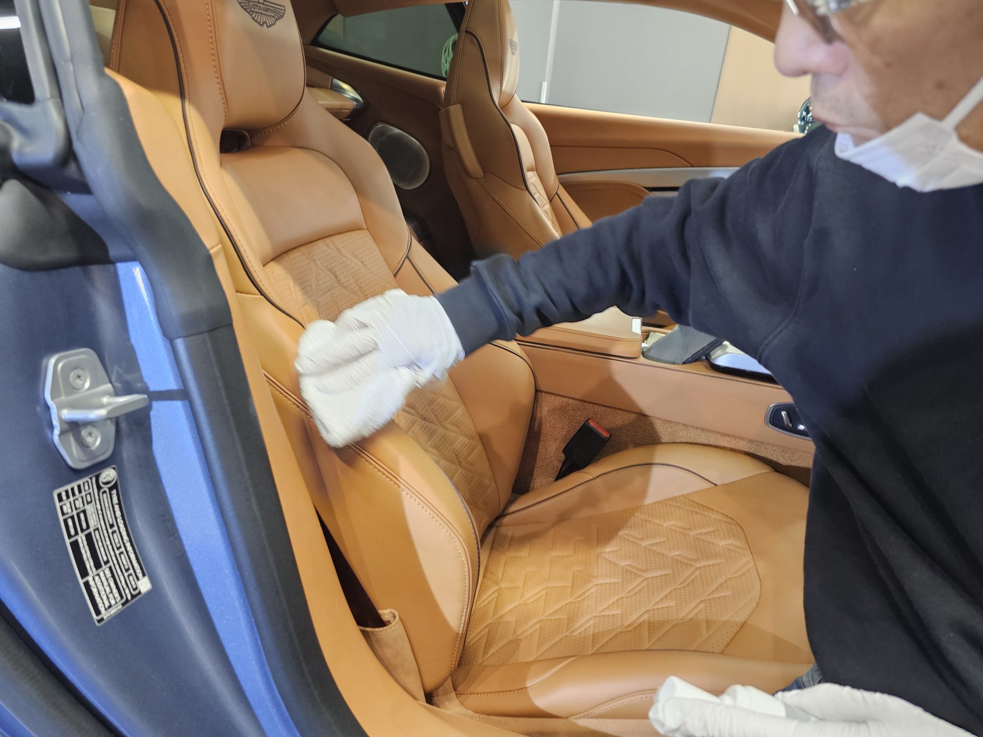 アストンマーティンヴァンキッシュ AstonMartin Vanquish 新車 レザーシートクリーニング