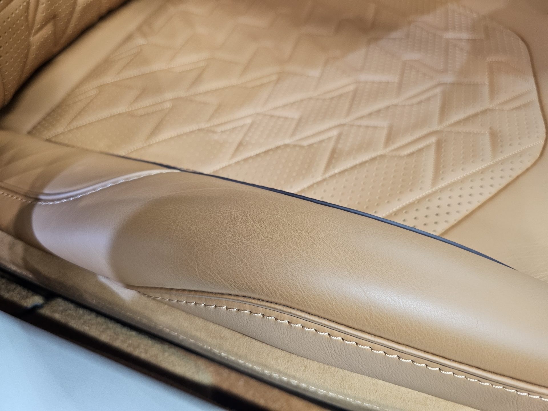 アストンマーティンヴァンキッシュ AstonMartin Vanquish 新車 レザーシート汚れ