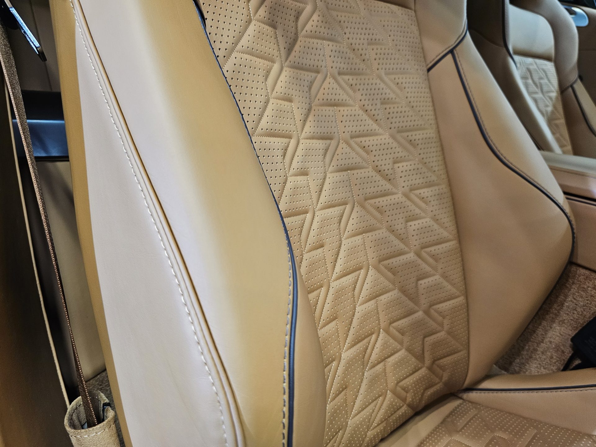 アストンマーティンヴァンキッシュ AstonMartin Vanquish 新車 レザー黒ずみ除去