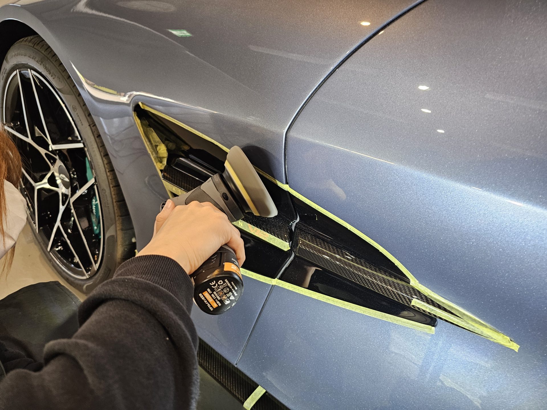 アストンマーティンヴァンキッシュ AstonMartin Vanquish 新車 細部パーツ磨き