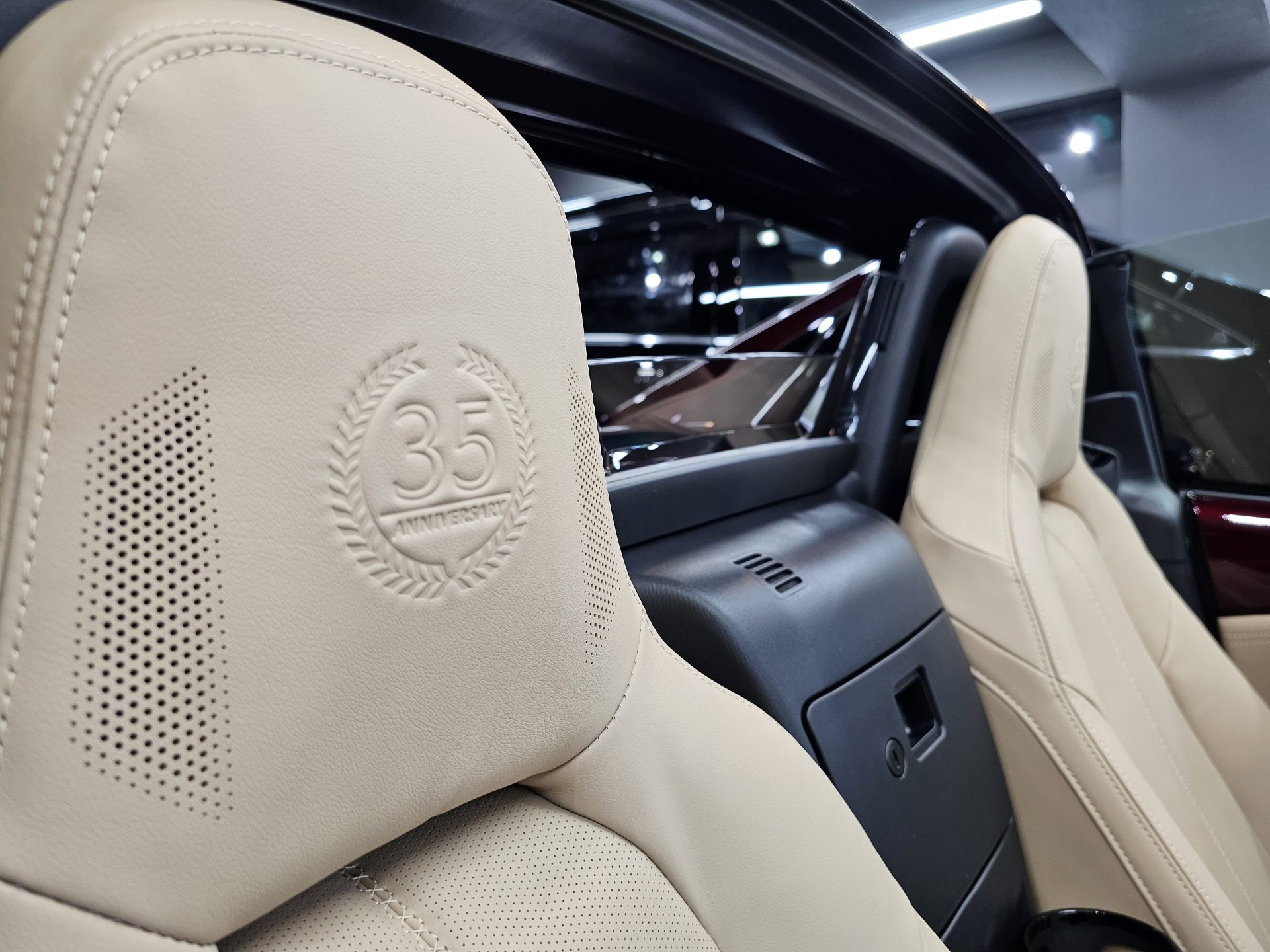 マツダロードスターRF 35周年記念車 アーティザンレッドプレミアムメタリック タンカラーレザーシート