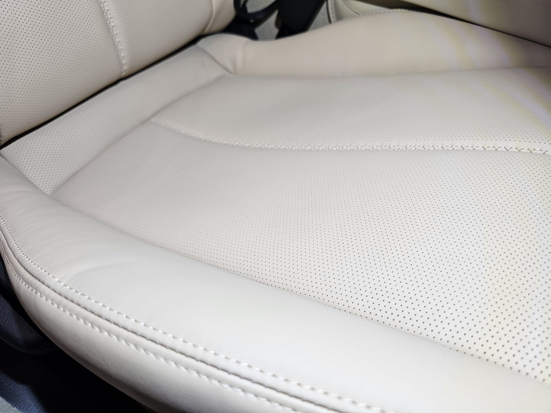 マツダロードスターRF 35周年記念車 アーティザンレッドプレミアムメタリック レザークリーニング