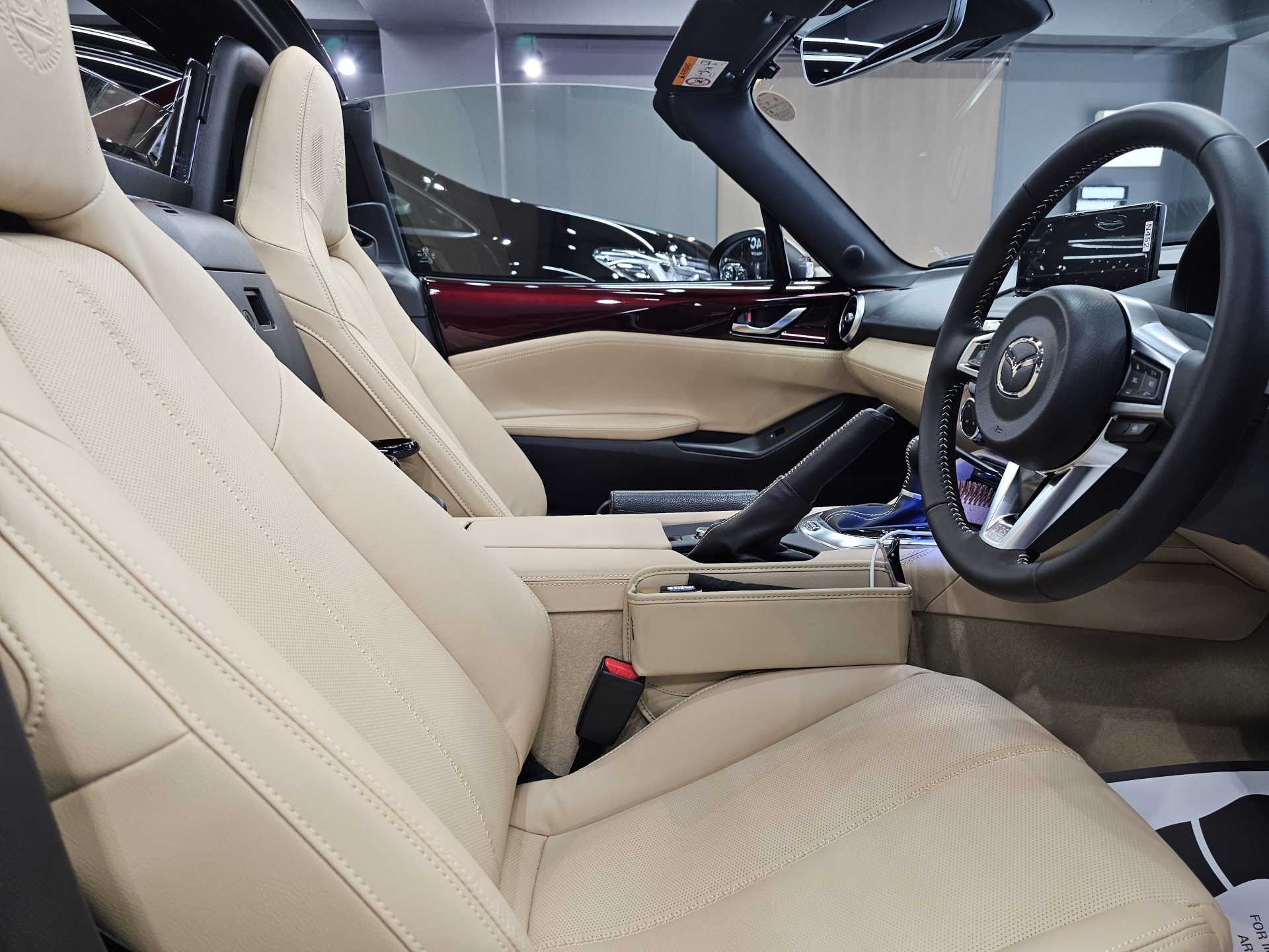 マツダロードスターRF 35周年記念車 アーティザンレッドプレミアムメタリック レザーシートコーティング (2)