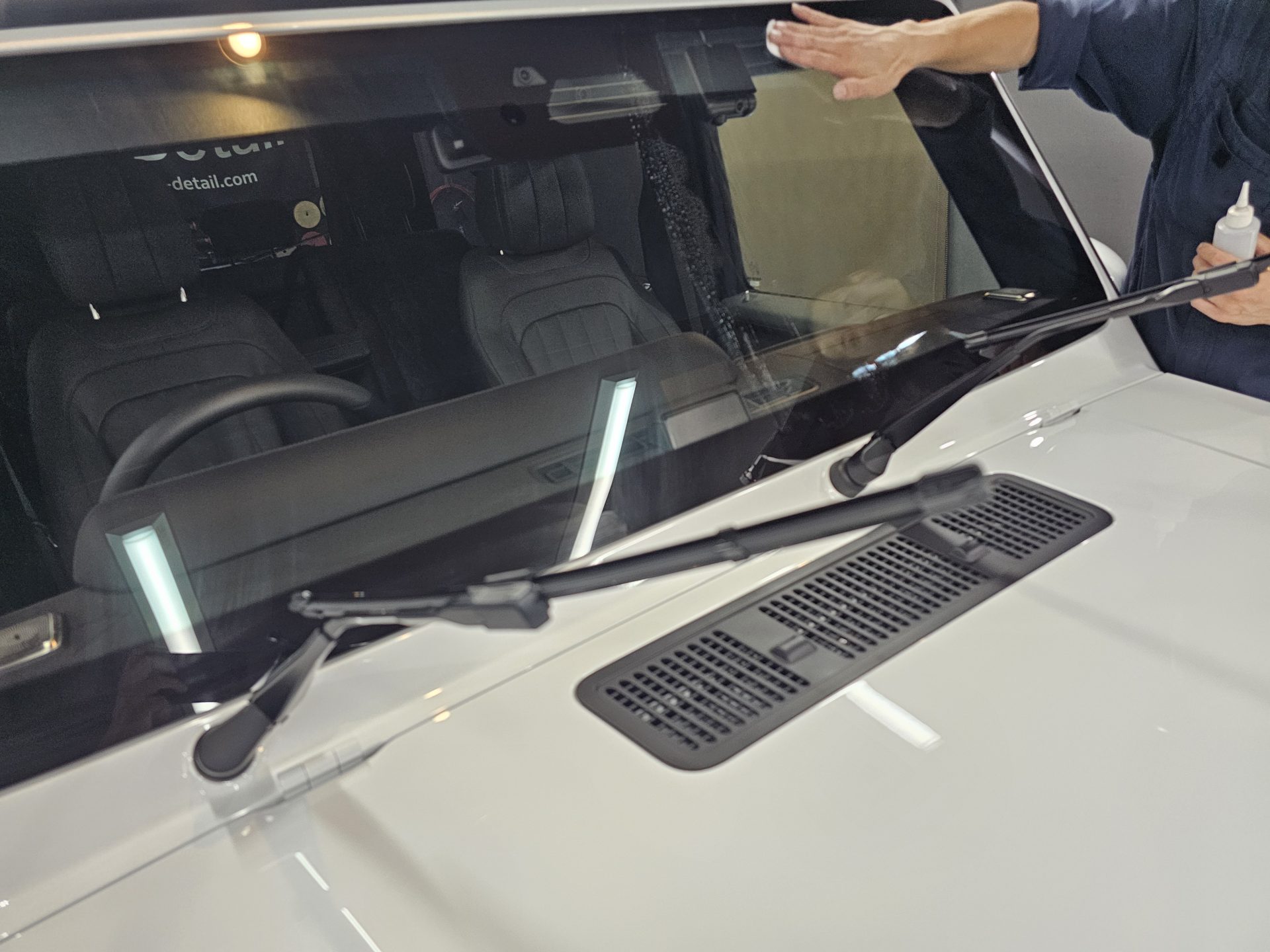 メルセデスベンツG450d 新車 スリックフロントガラスコーティング施工風景
