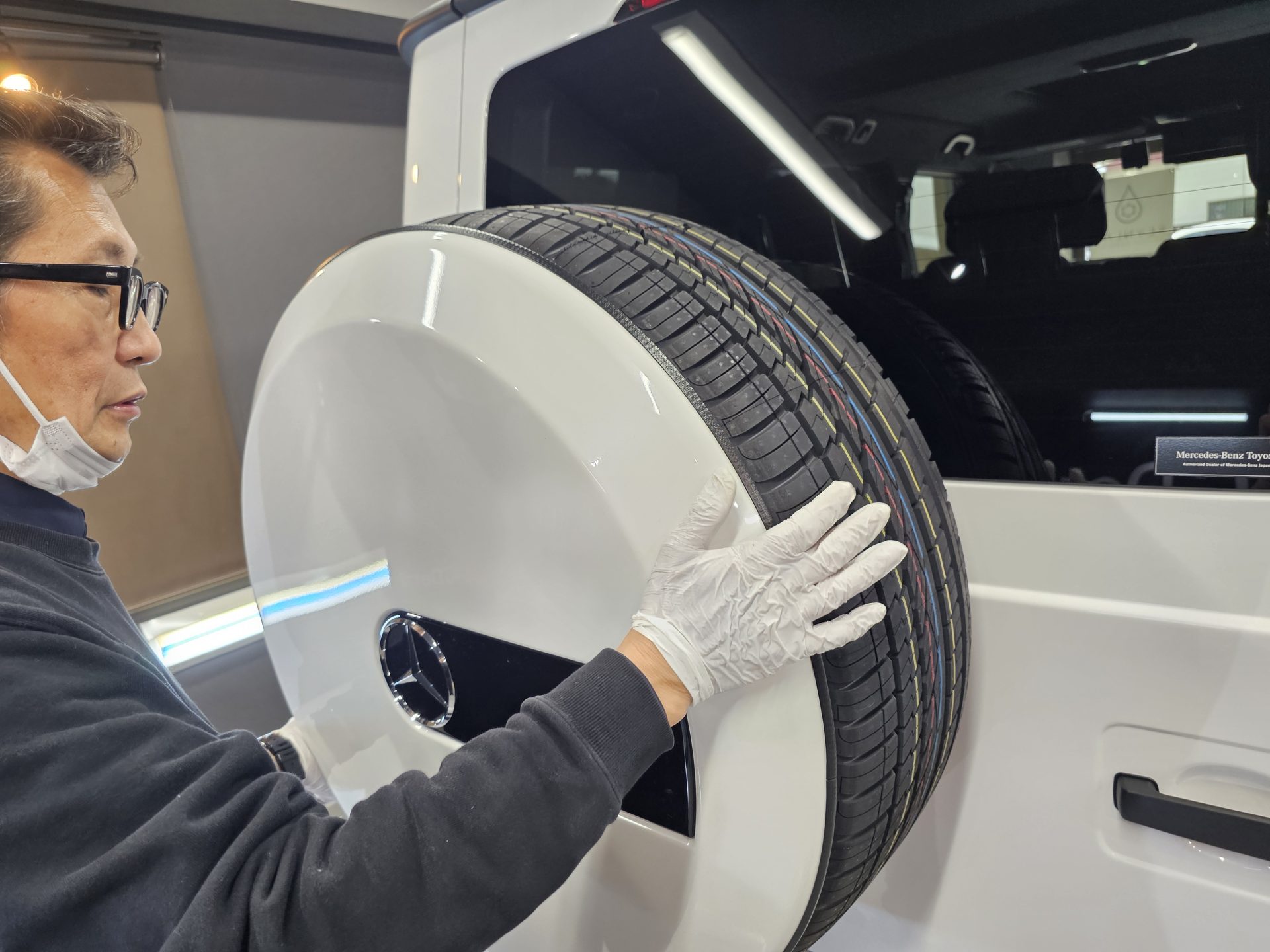 メルセデスベンツG450d 新車 背面タイヤ取り外し