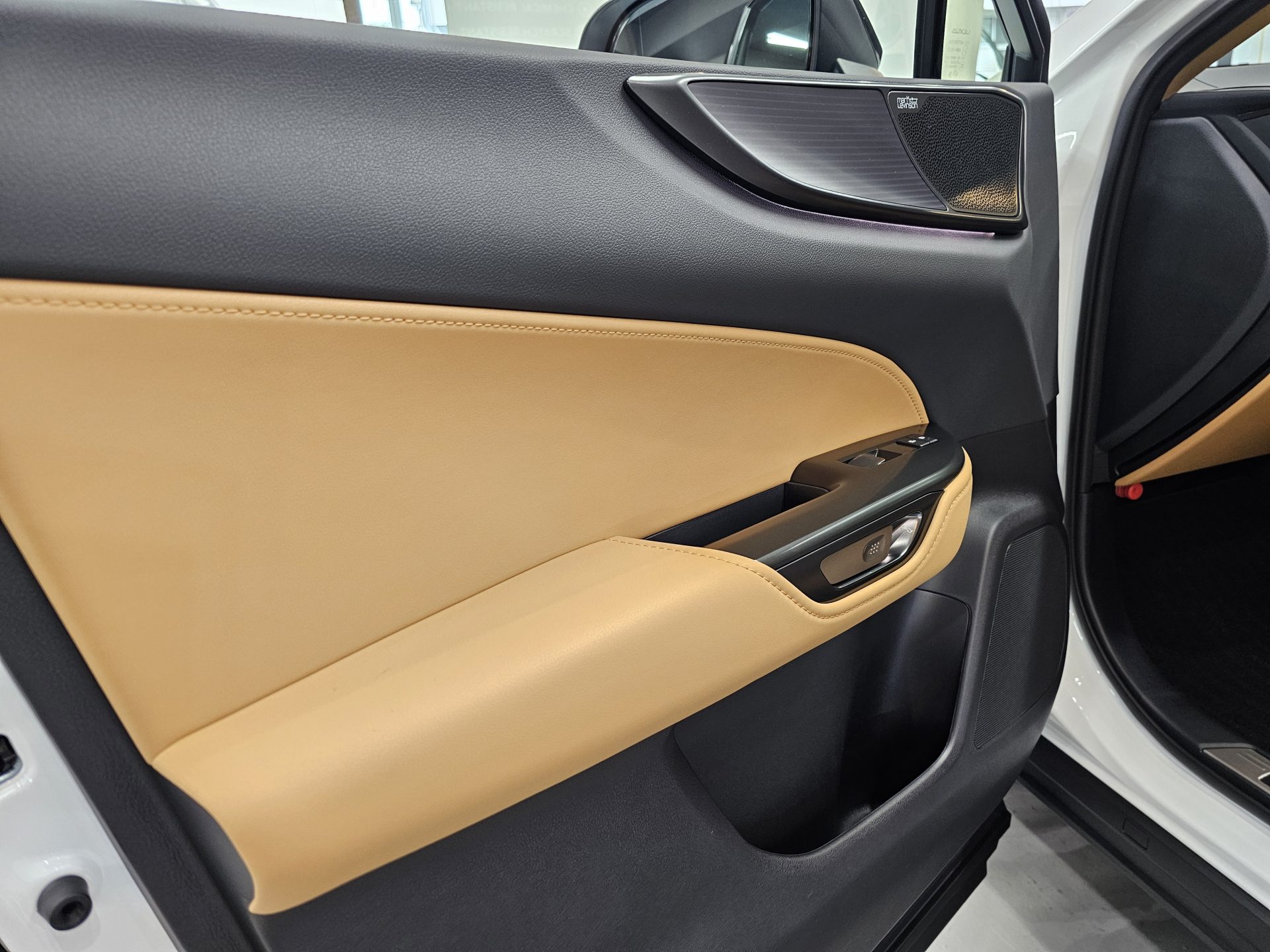 レクサスNX350h 東京都港区 ドアトリムコーティング