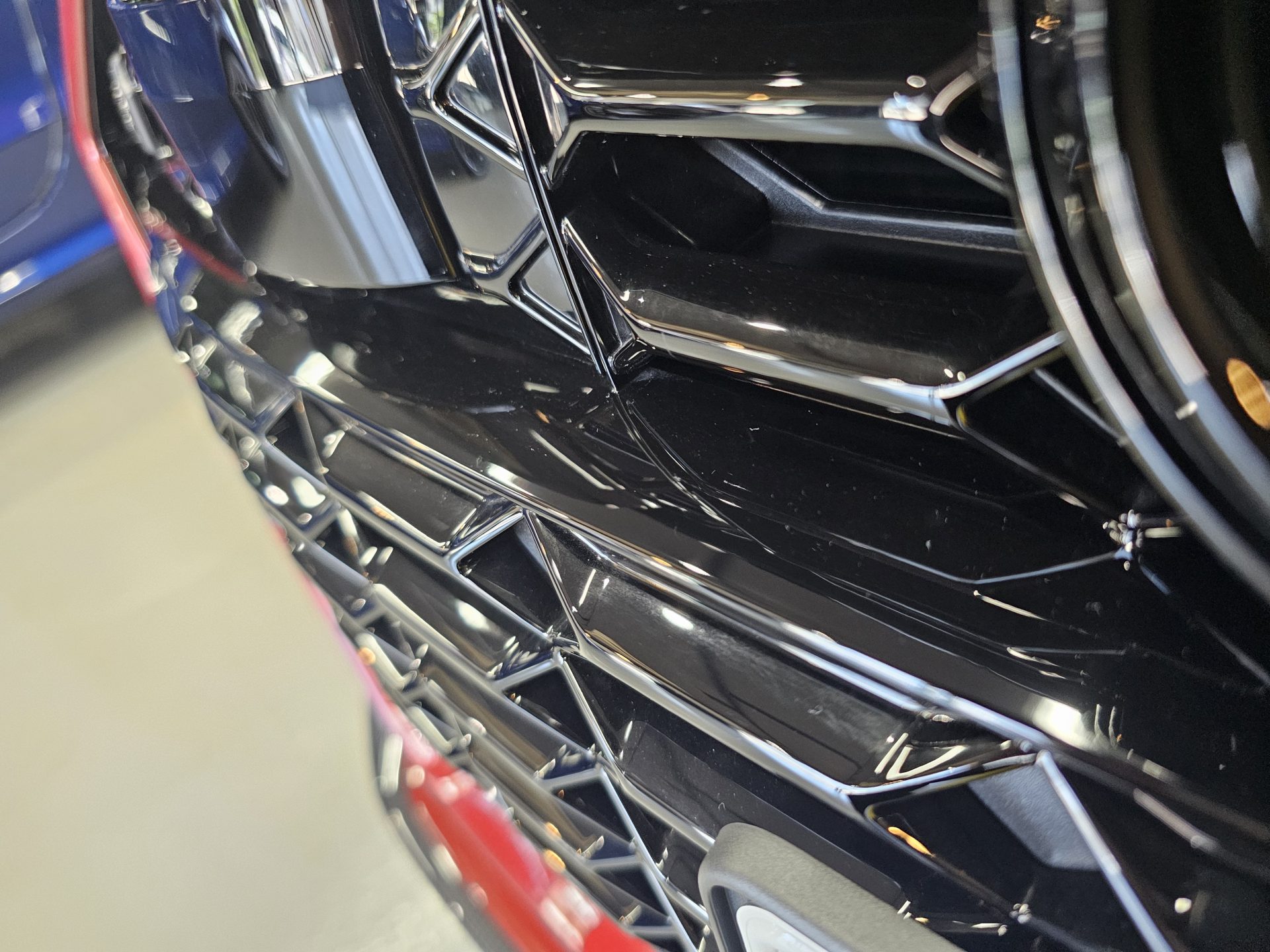 アウディRS6アバント 新車 細部付着物
