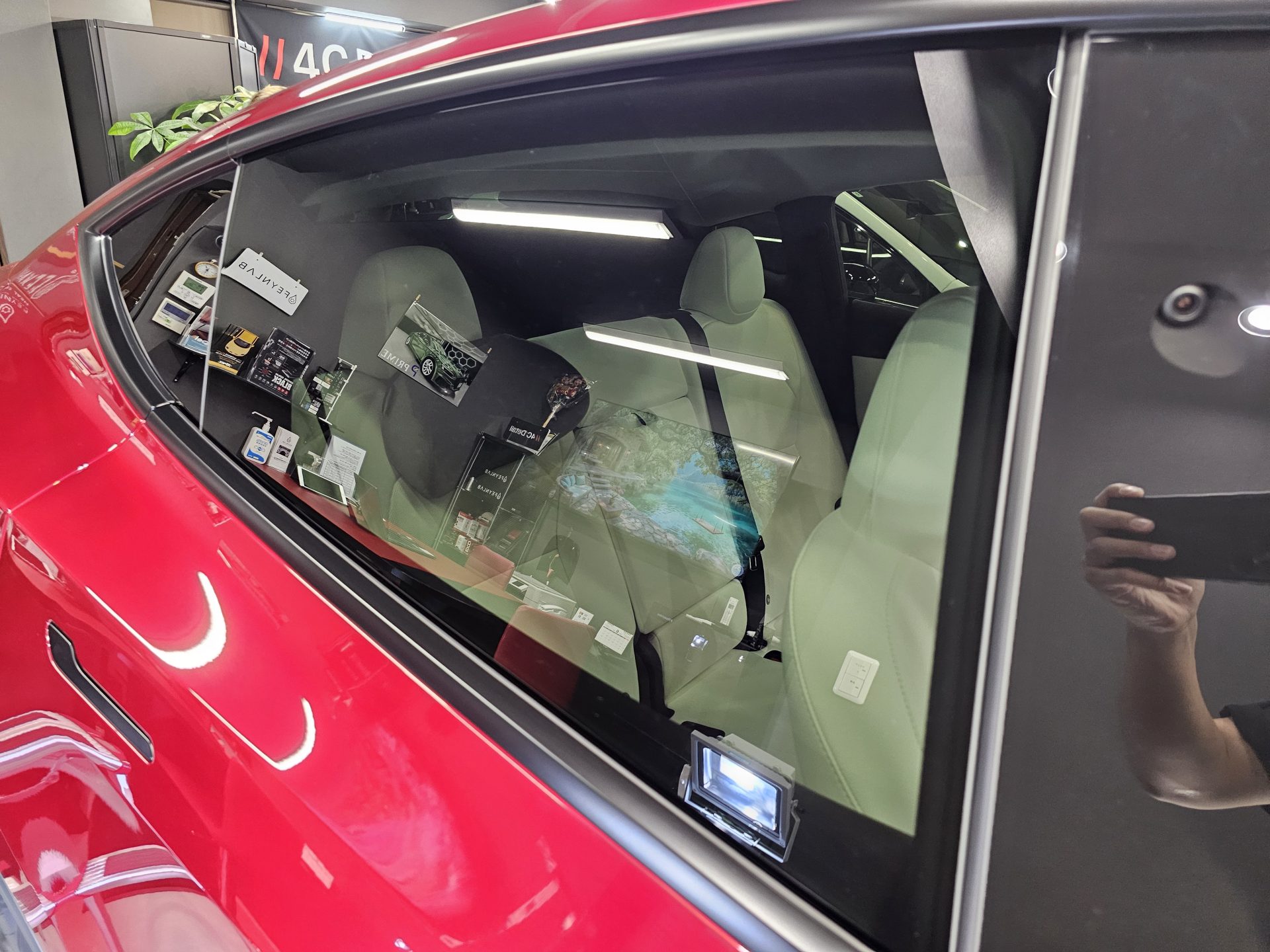 TESLAモデルYジュニパー ウルトラレッド スモークフィルム施工前