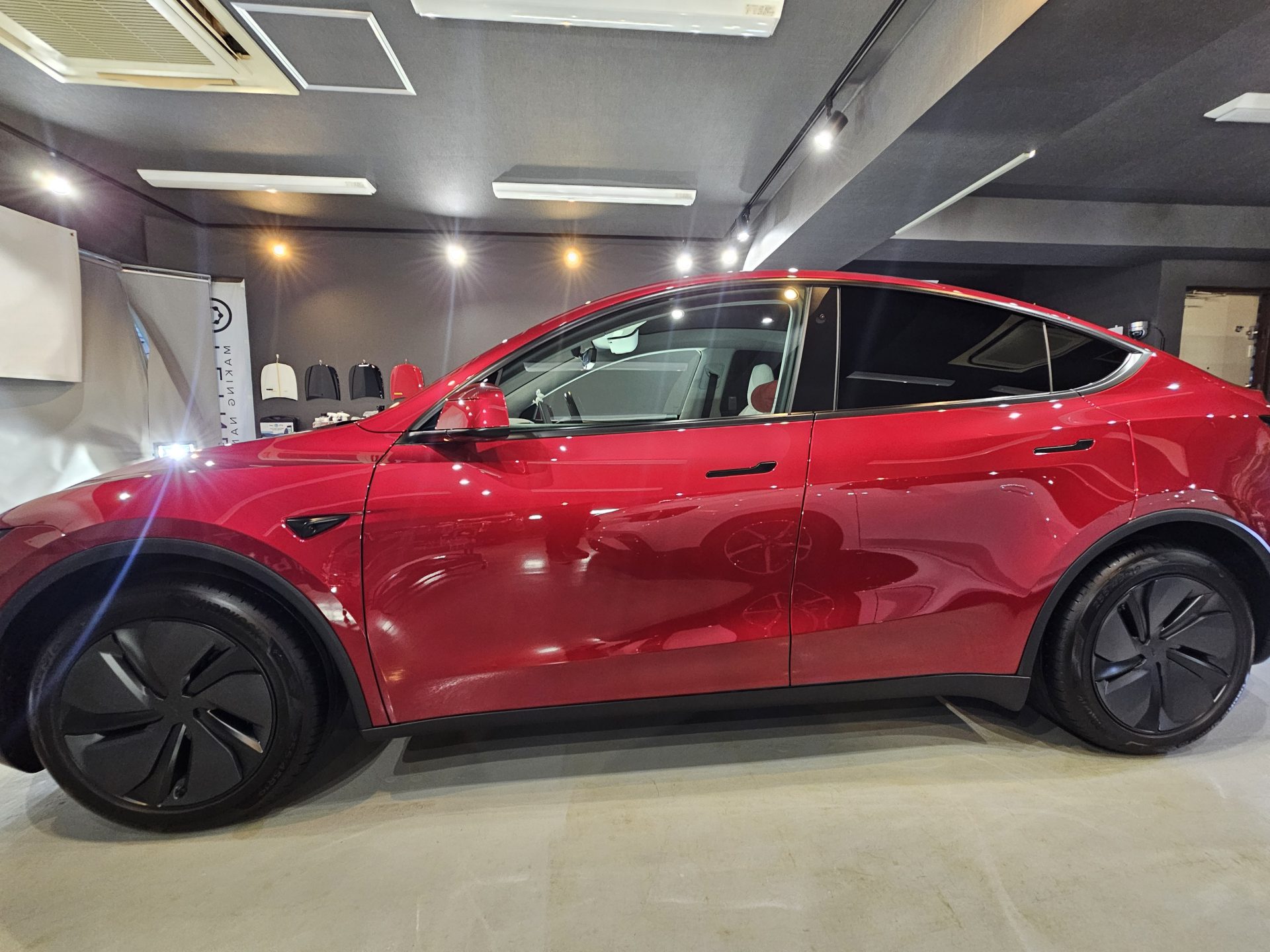 TESLAモデルYジュニパー ウルトラレッド ファインラボヒールプラスセラミックコーティング