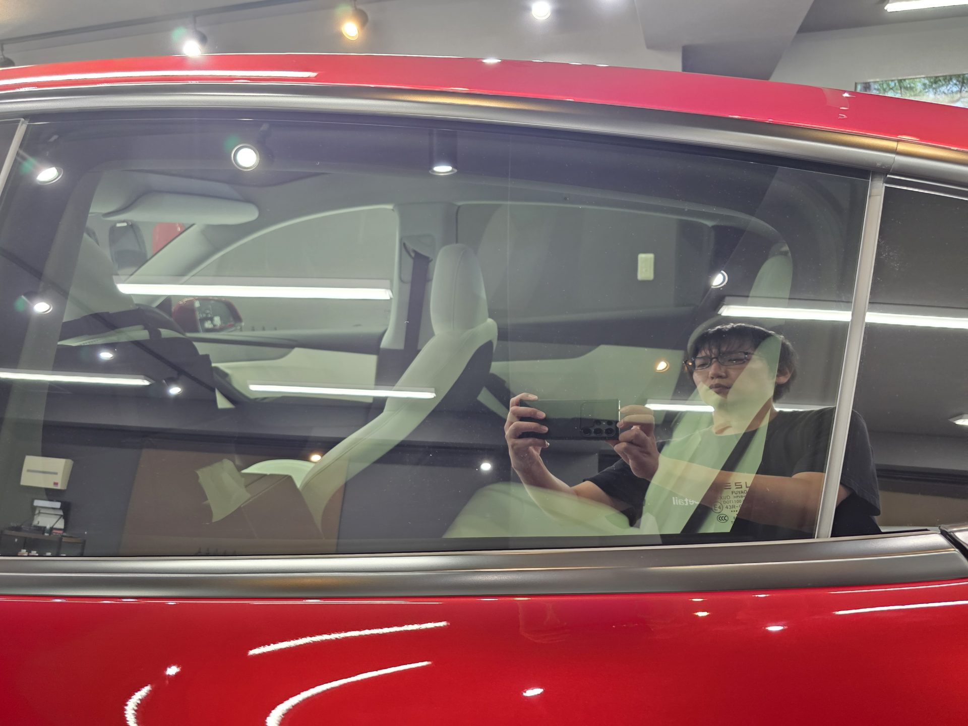 TESLAモデルYジュニパー ウルトラレッド リアサイドガラス施工前