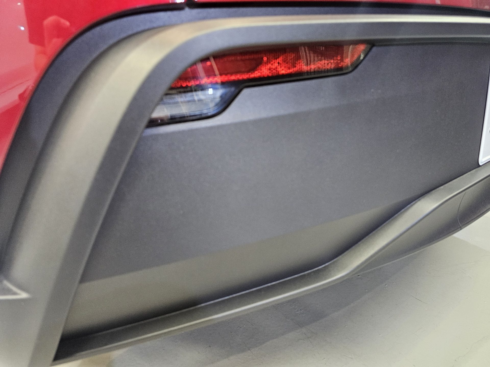 TESLAモデルYジュニパー ウルトラレッド 未塗装樹脂白ボケ