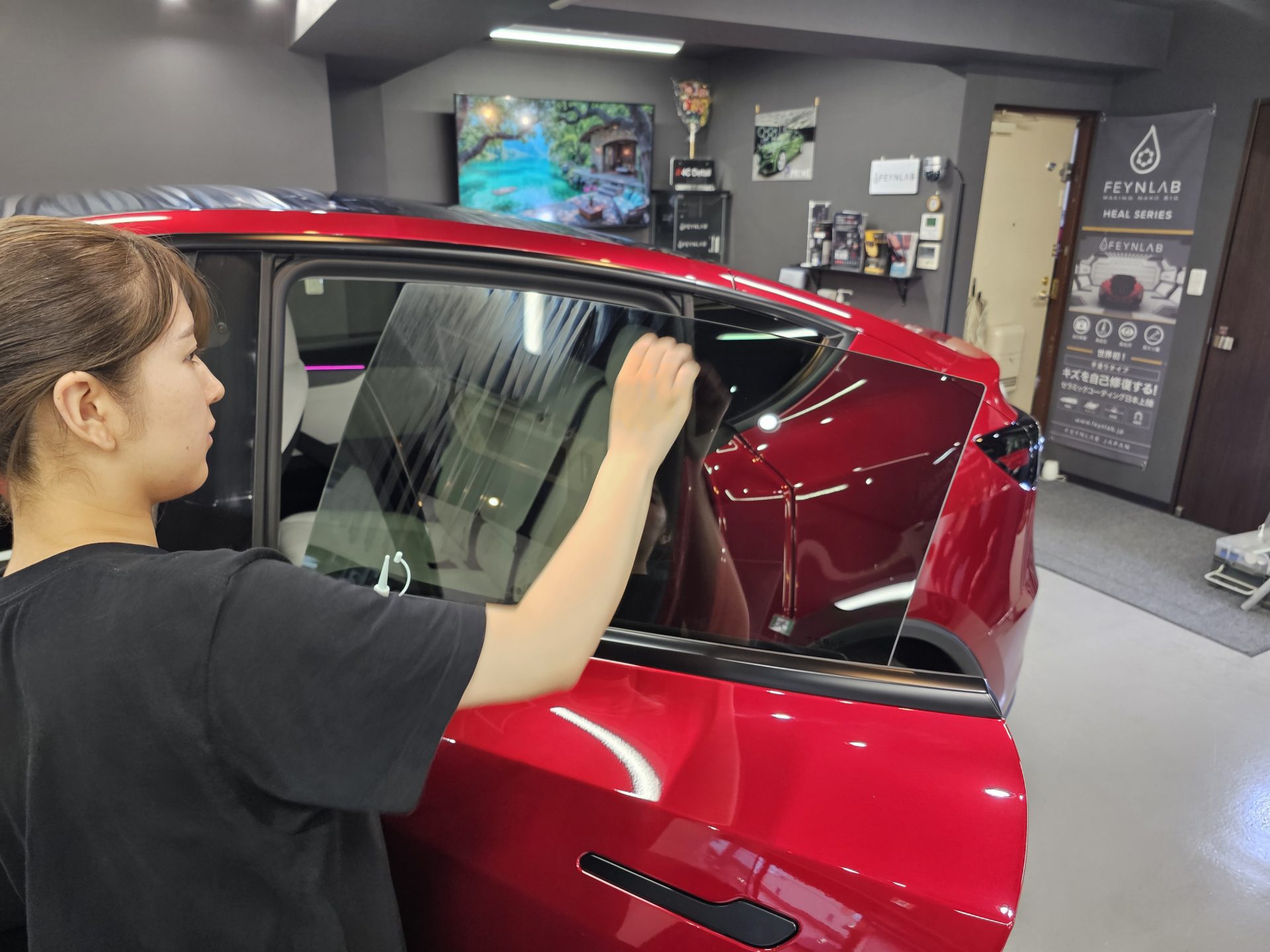 TESLAモデルYジュニパー ウルトラレッド 窓ガラス全面コーティング施工風景
