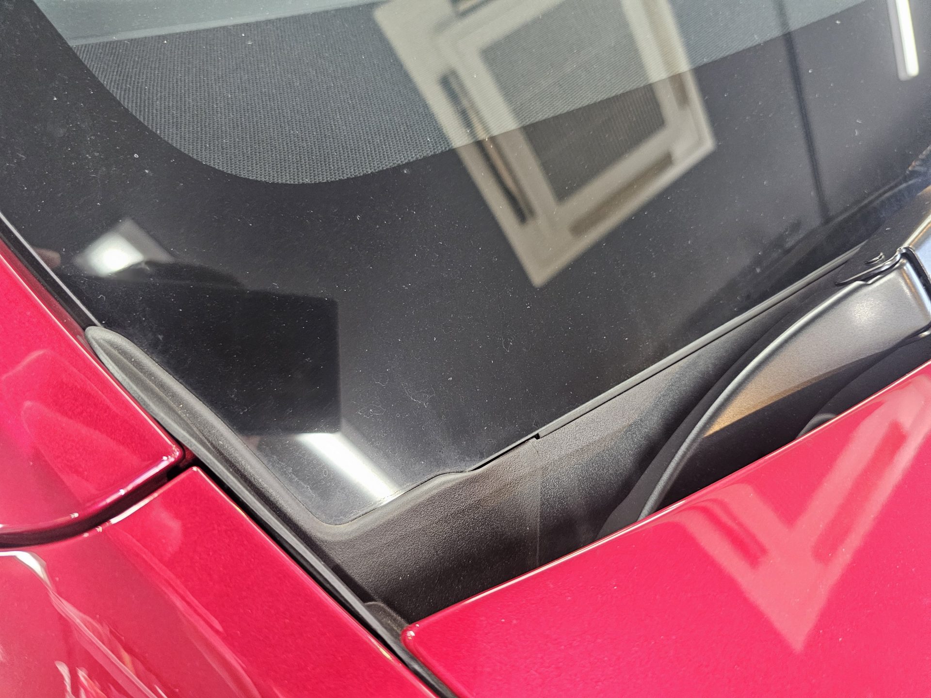 TESLAモデルYジュニパー ウルトラレッド 窓ガラス汚れ