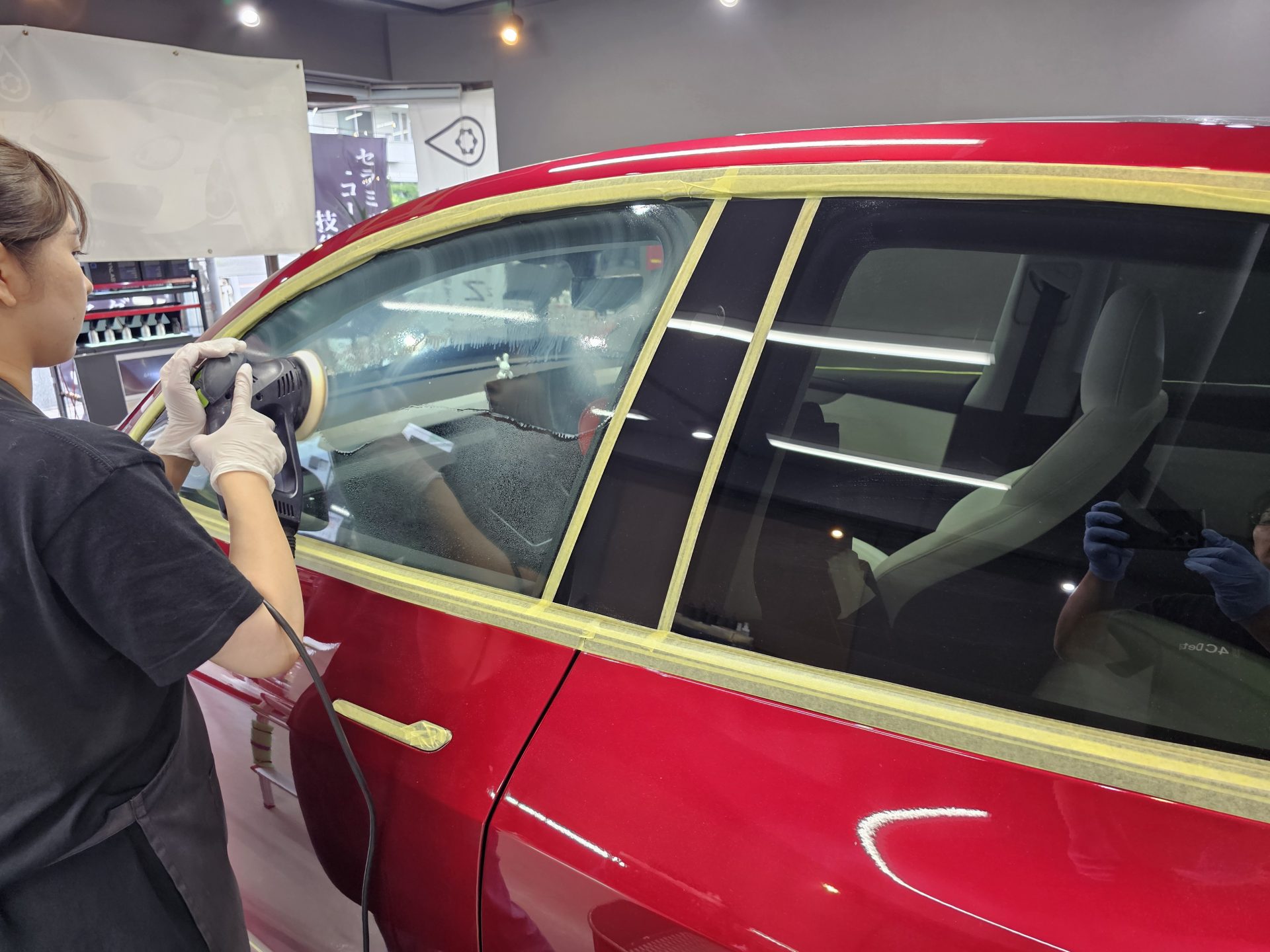 TESLAモデルYジュニパー ウルトラレッド 窓ガラス磨き