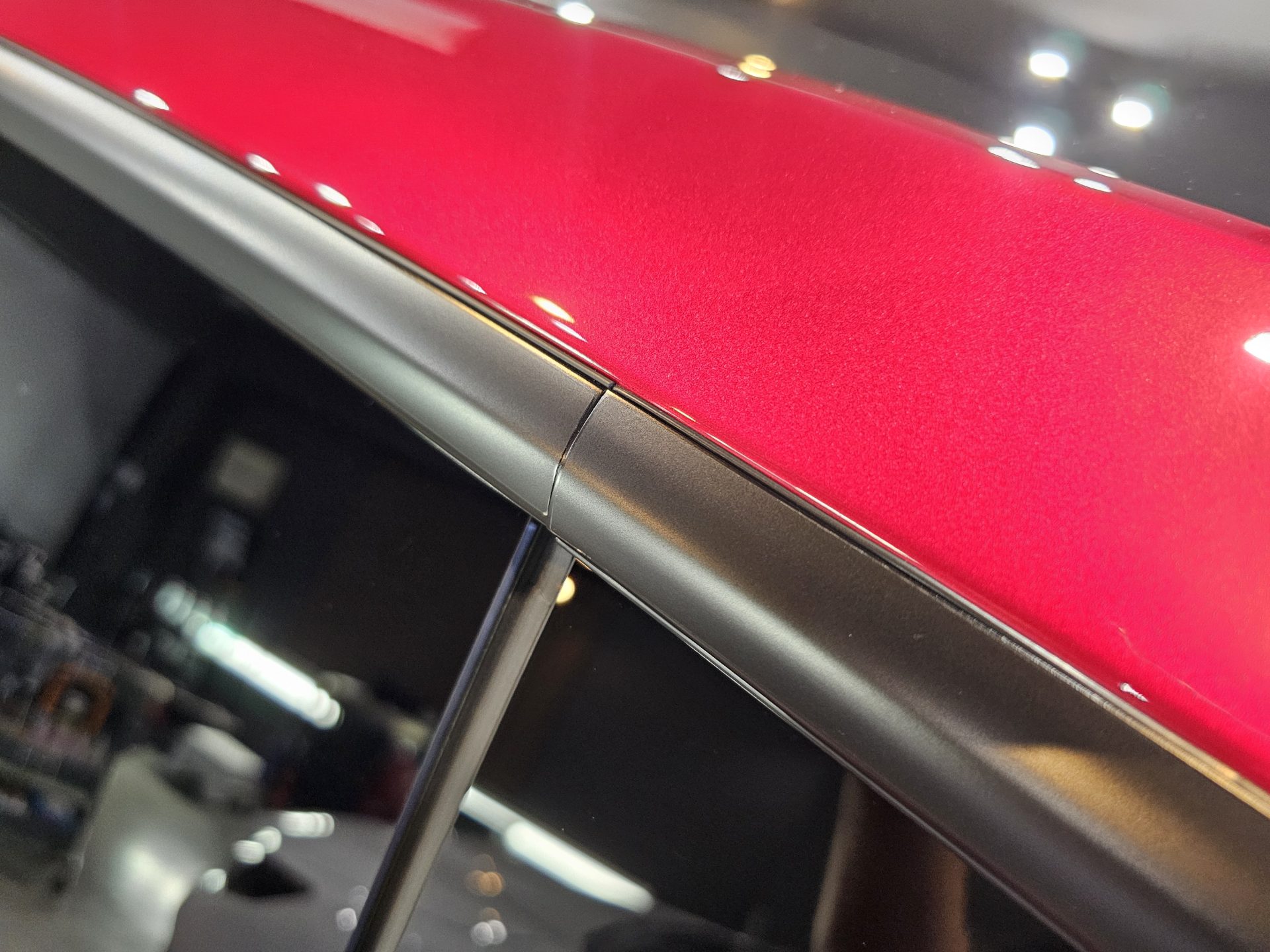 TESLAモデルYジュニパー ウルトラレッド 窓枠マットブラックモールプロテクション