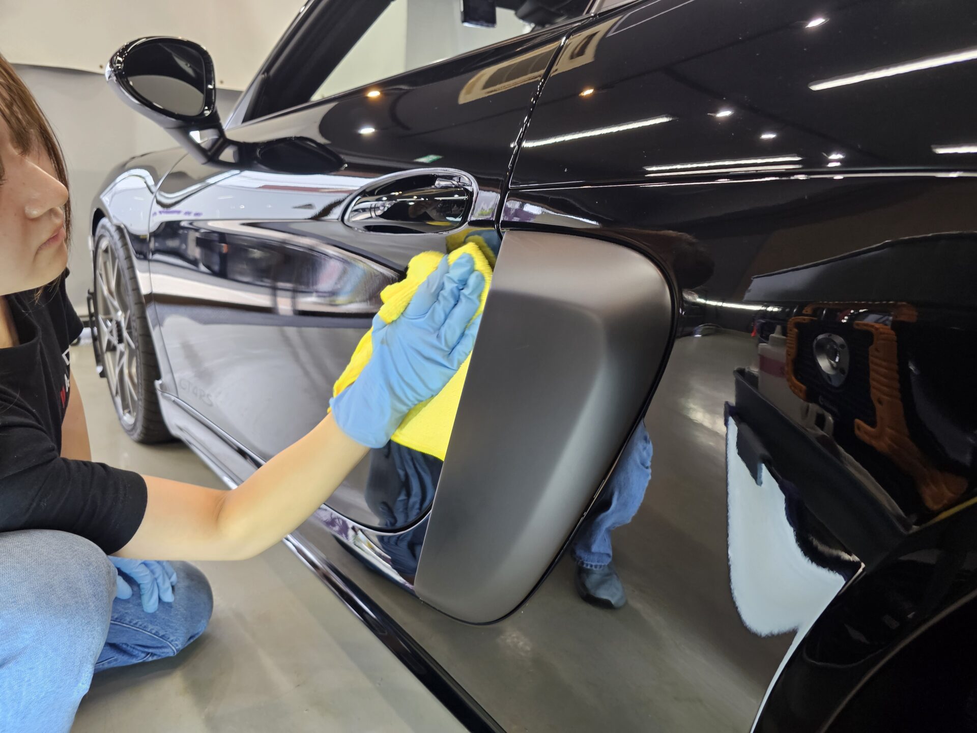 ポルシェ718ケイマンGT4RS ソリッドブラック セラミックコーティング施工風景