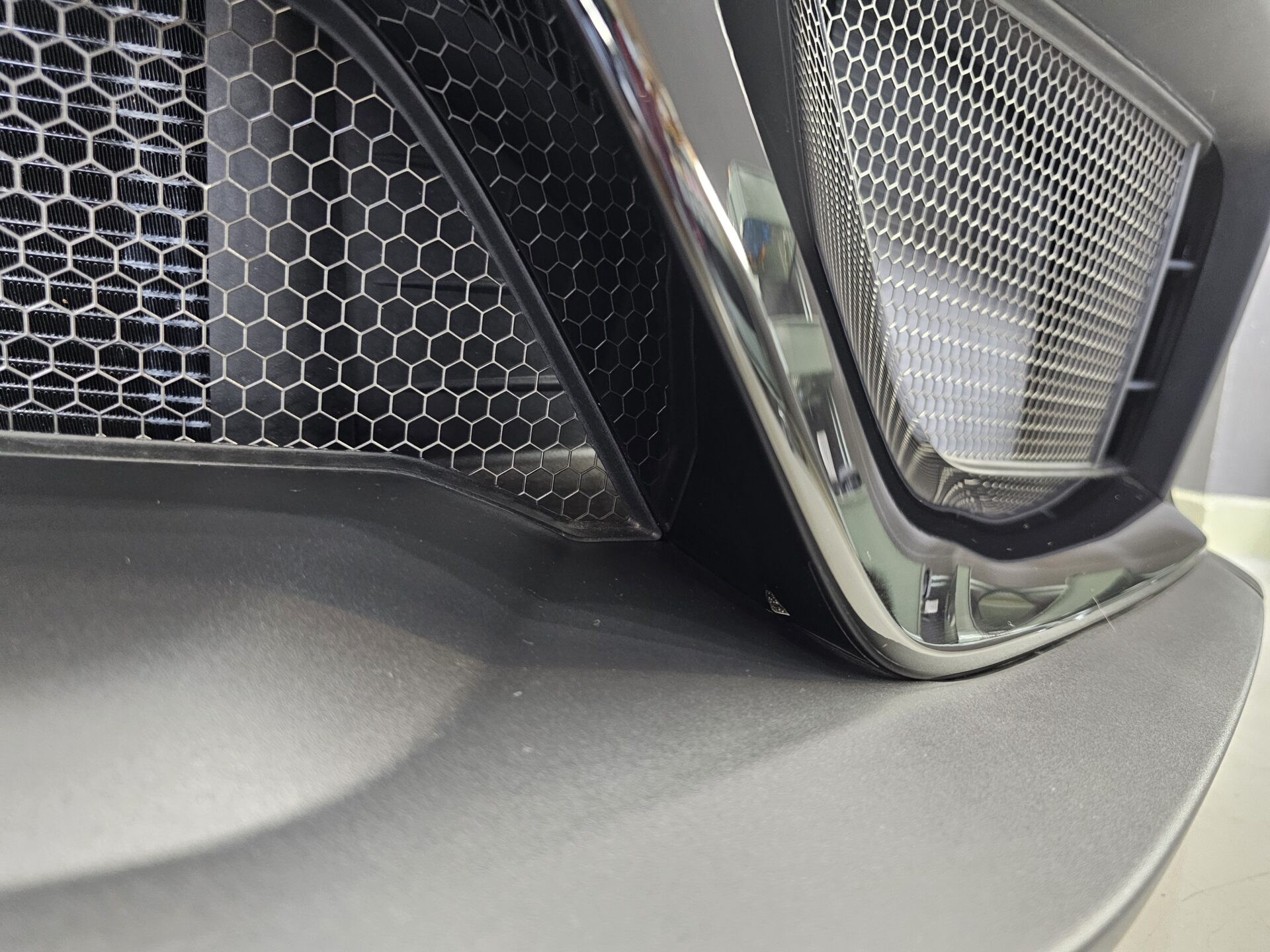 ポルシェ718ケイマンGT4RS ソリッドブラック フィルム浮き
