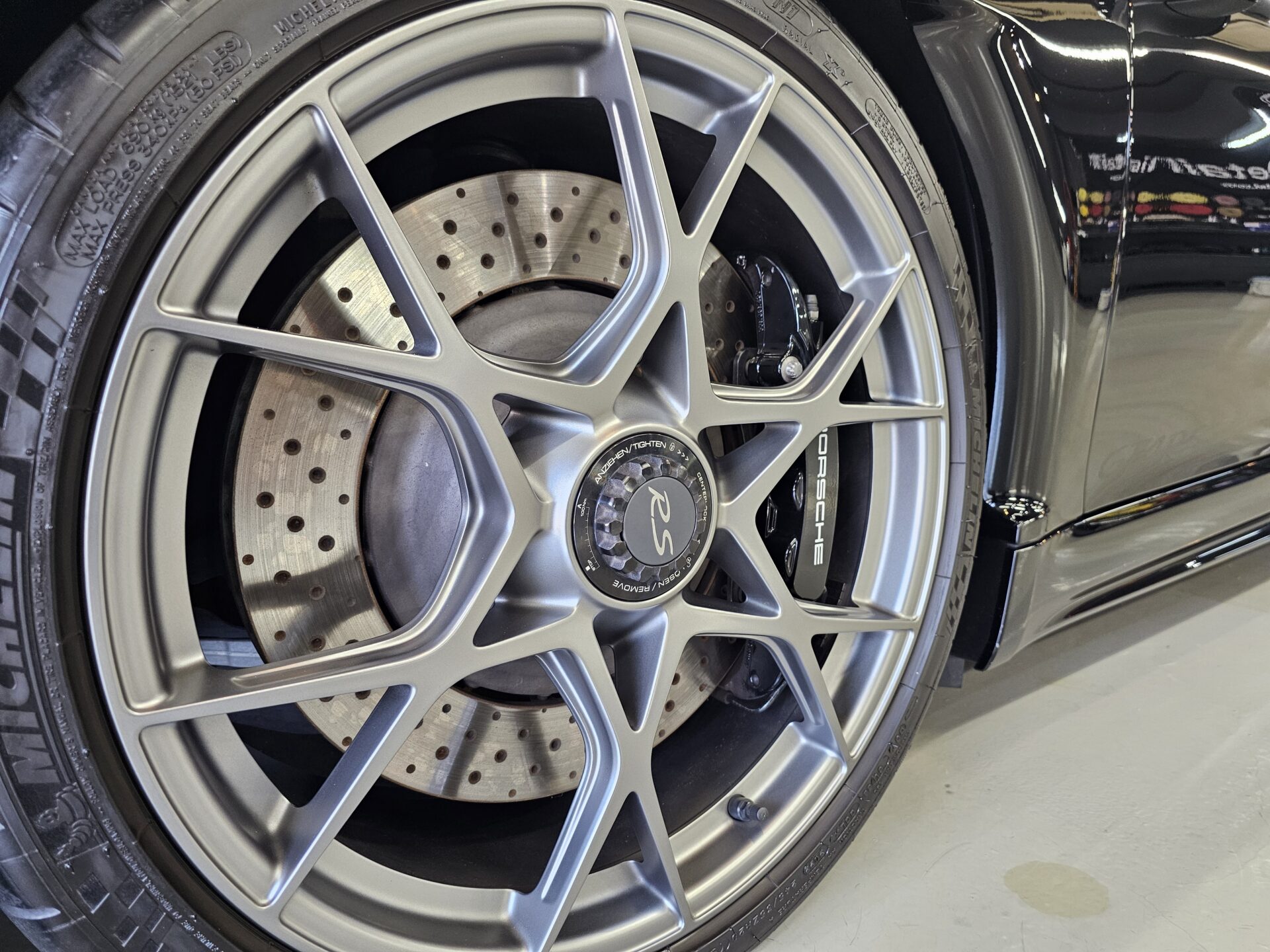 ポルシェ718ケイマンGT4RS ソリッドブラック ホイールコーティング仕上がり