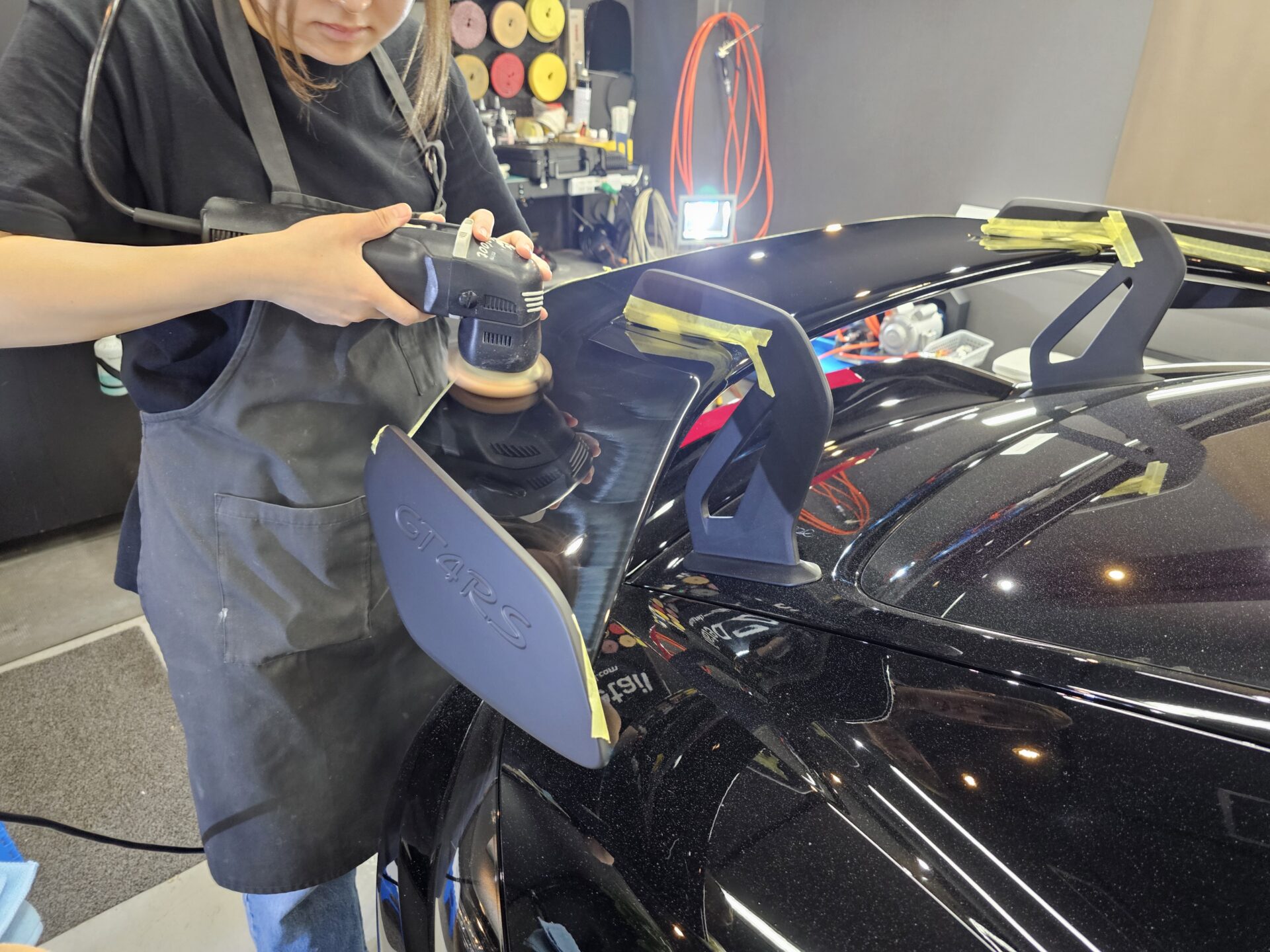 ポルシェ718ケイマンGT4RS ソリッドブラック 仕上げ磨き