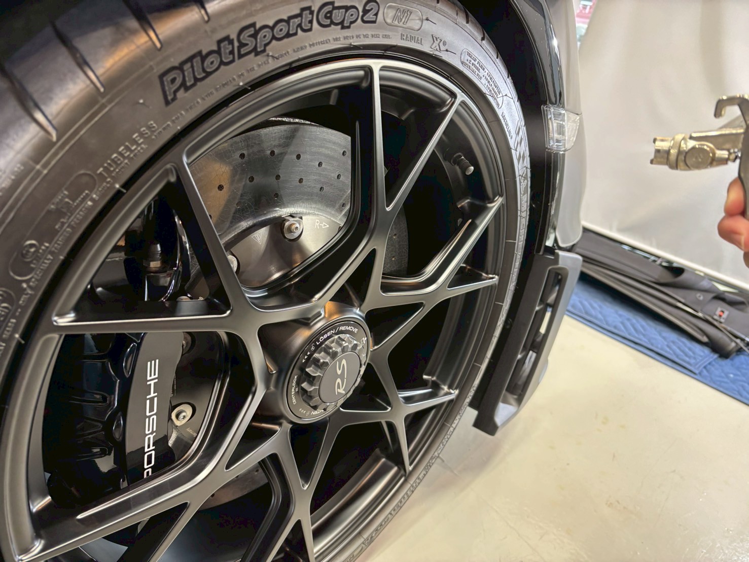 ポルシェ718スパイダーRS 新車 ソリッドブラック ホイール吹付コーティング