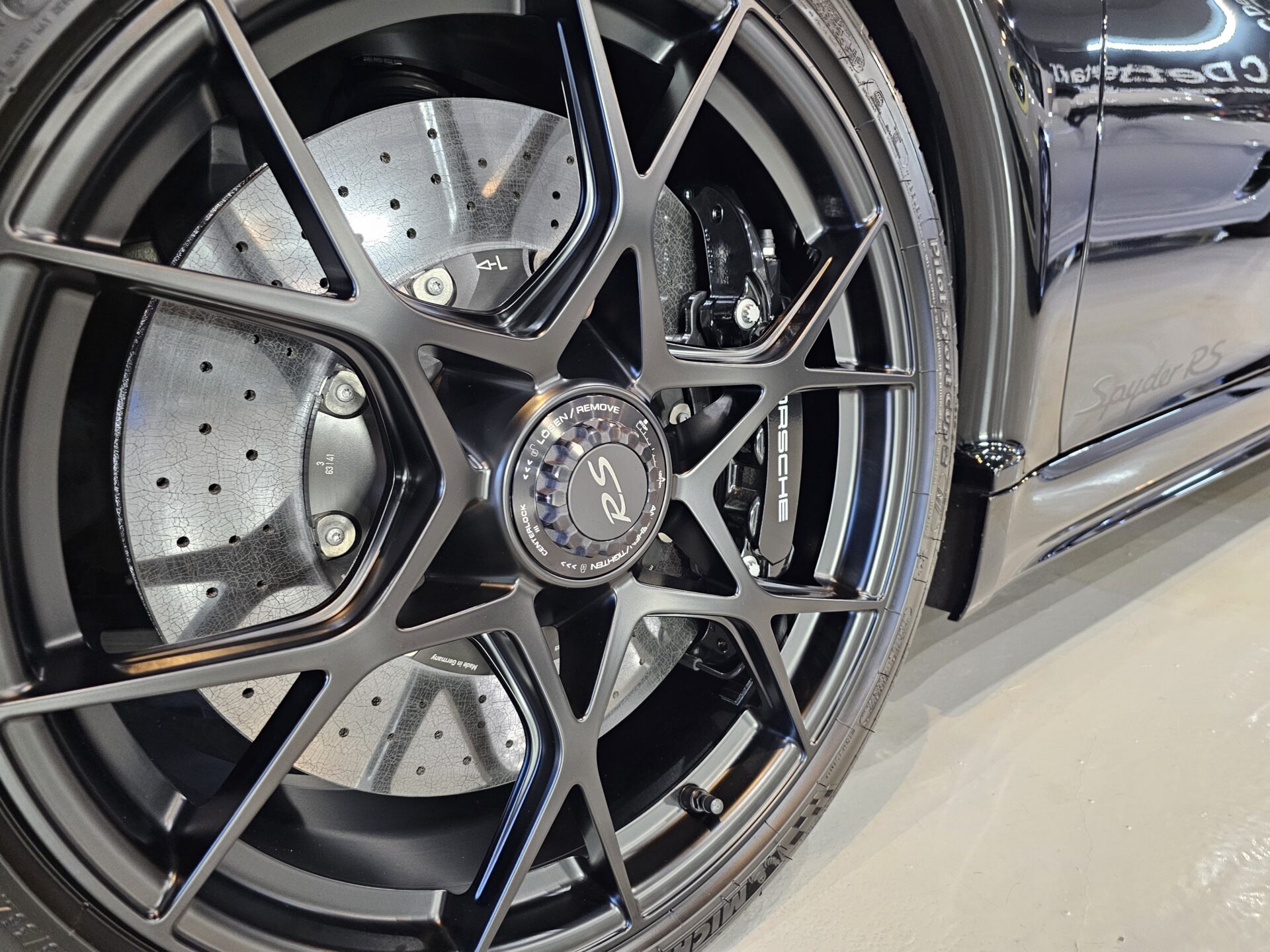 ポルシェ718スパイダーRS 新車 ソリッドブラック マットホイールコーティング