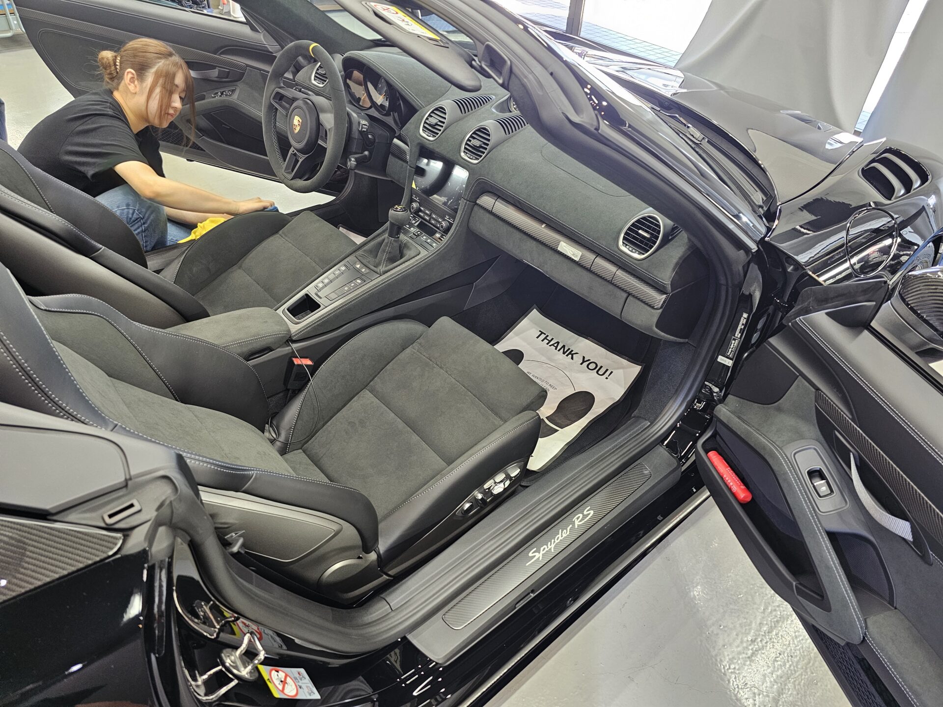 ポルシェ718スパイダーRS 新車 ソリッドブラック レザーコーティング前マスキング